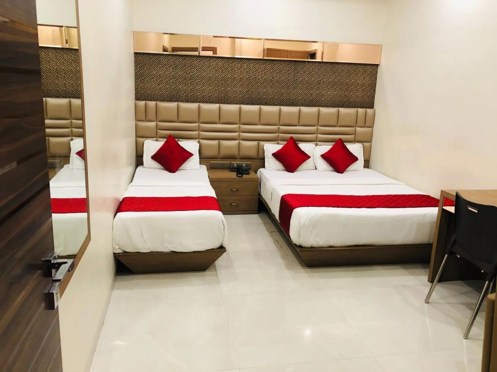 Shower, Bed in Hotel Guestinn Residency