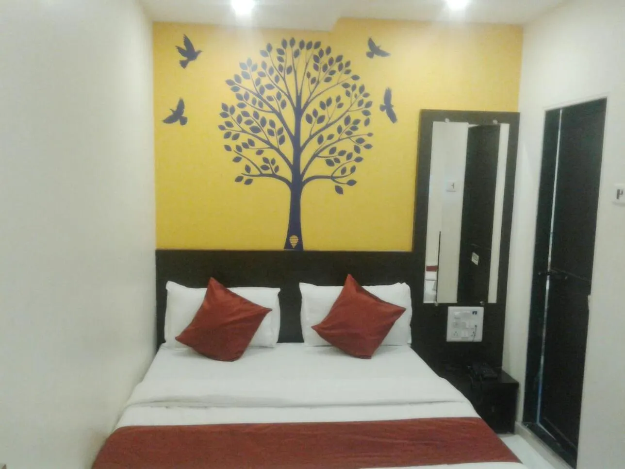 Bed in Hotel Guestinn Residency