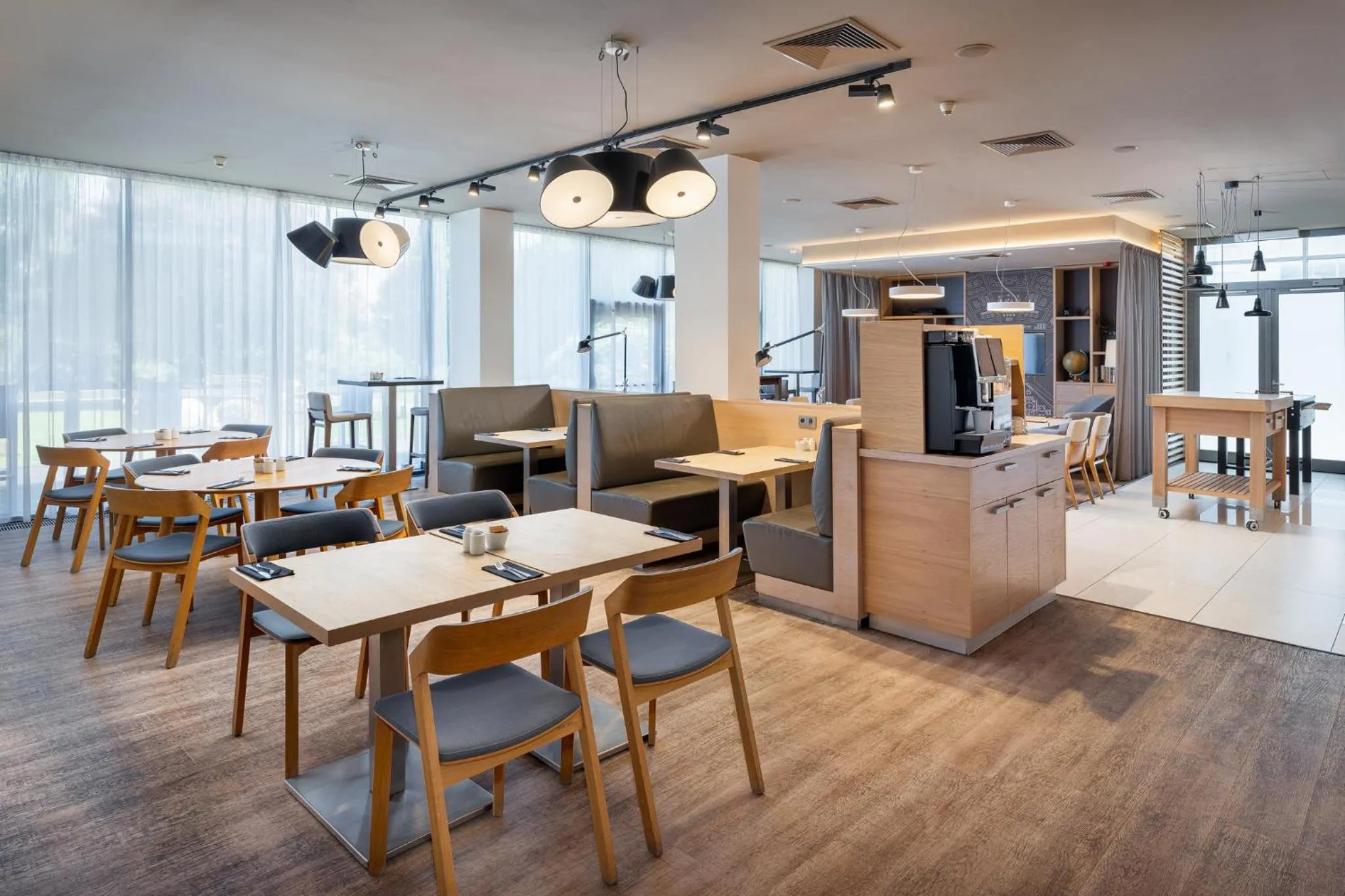 Restaurant/places to eat in Holiday Inn Prague Airport by IHG