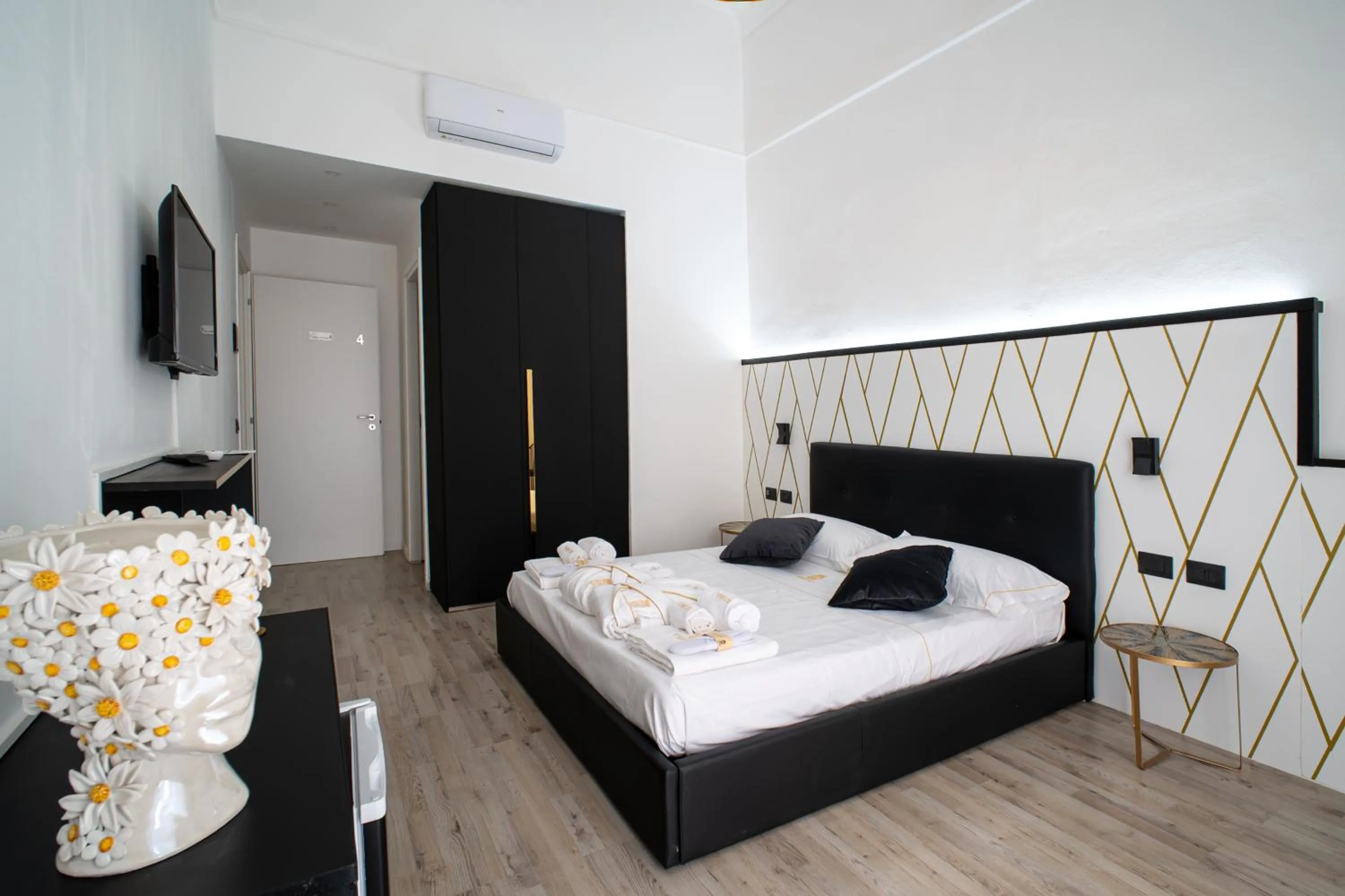 Photo of the whole room, Bed in Verus Room