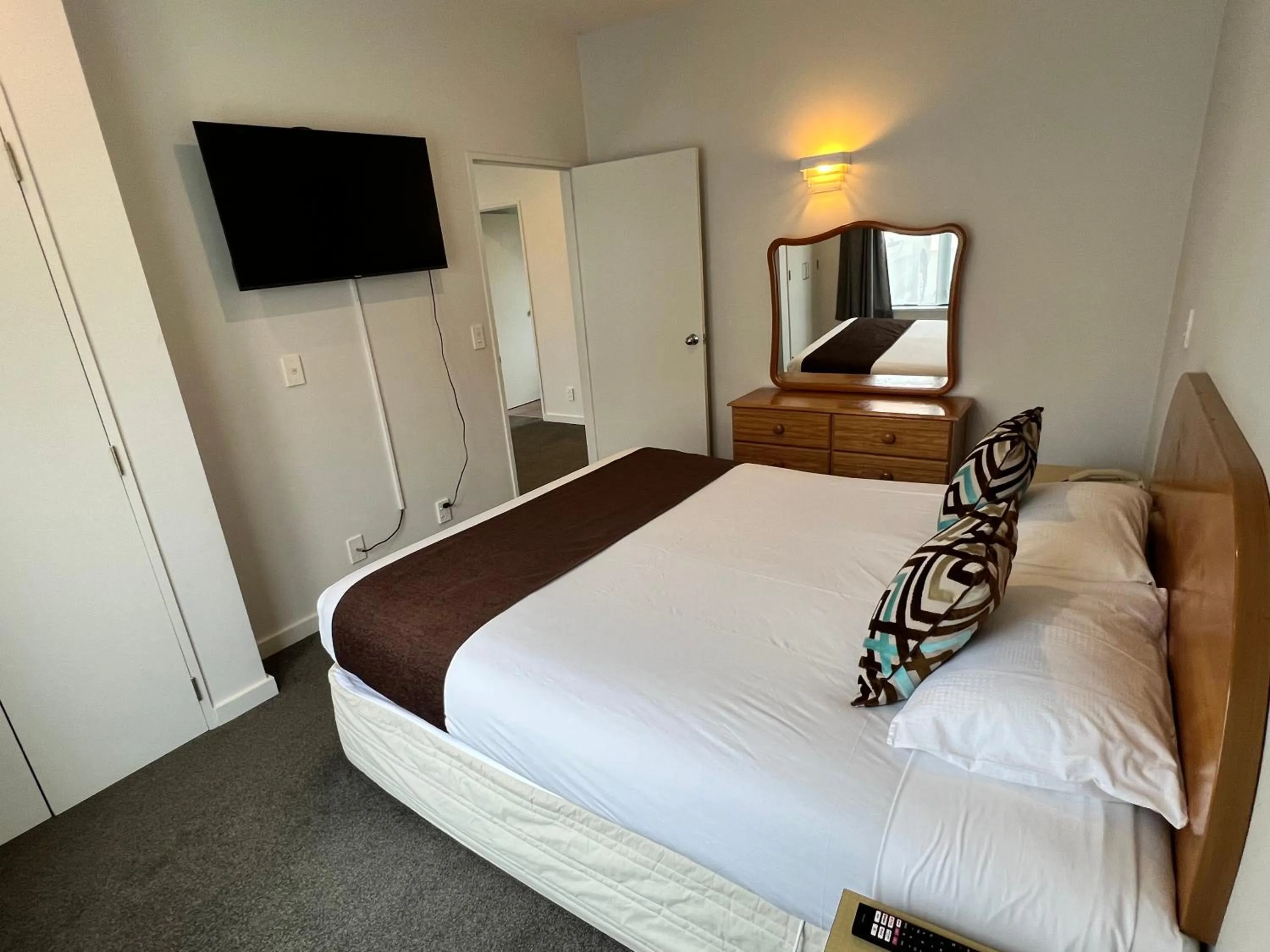 Bed in Bush Inn Court Motel