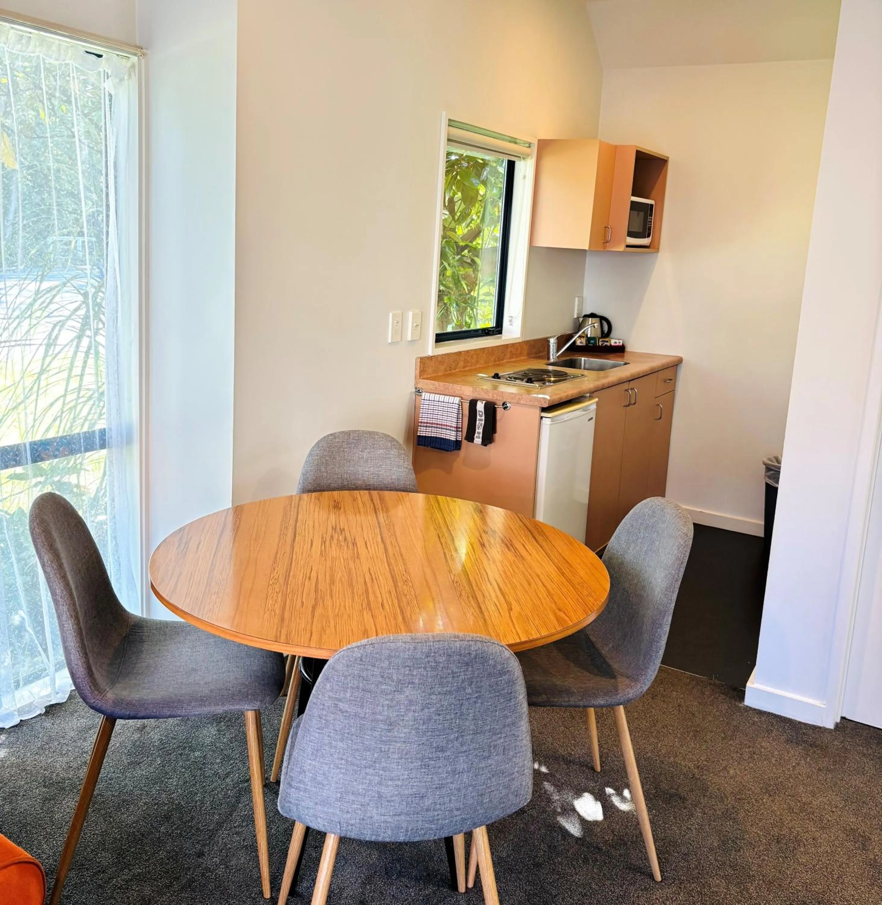 Kitchen or kitchenette in Bush Inn Court Motel