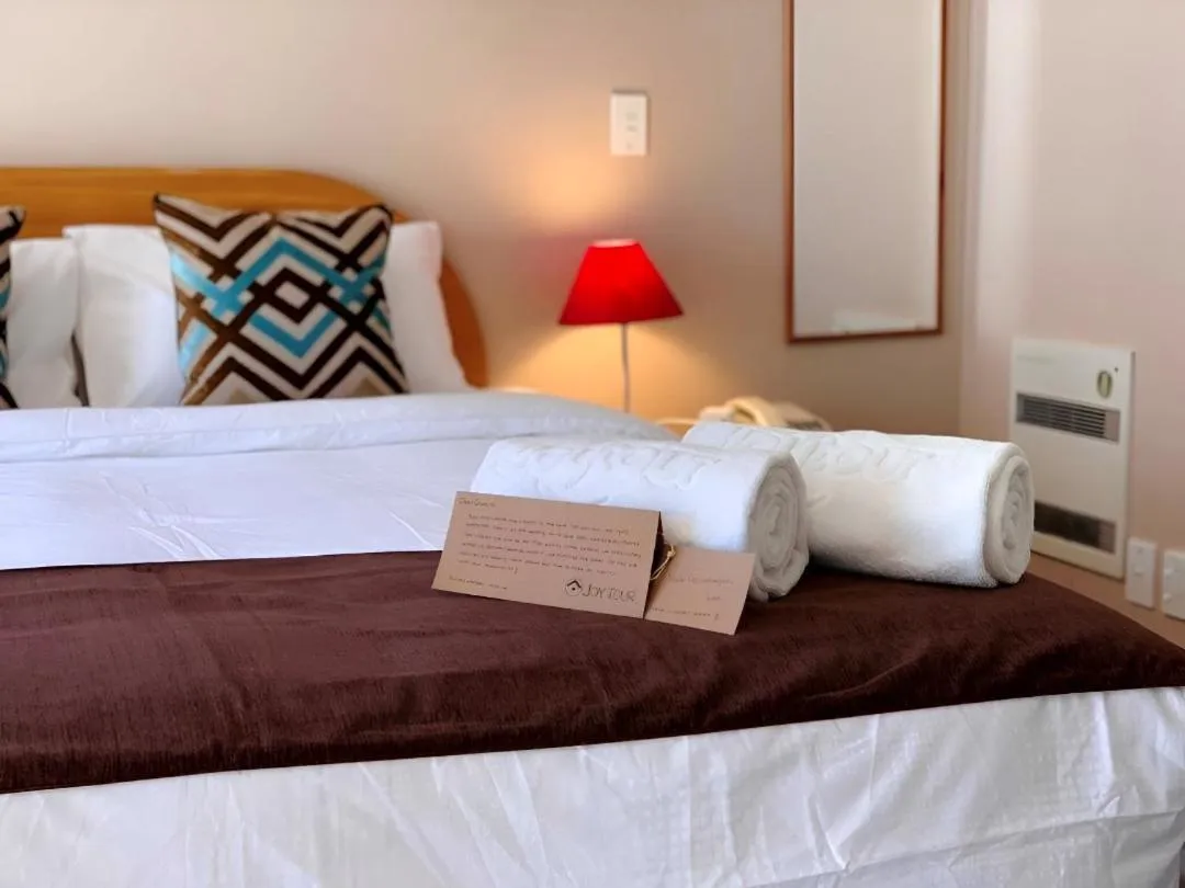 Bed in Bush Inn Court Motel