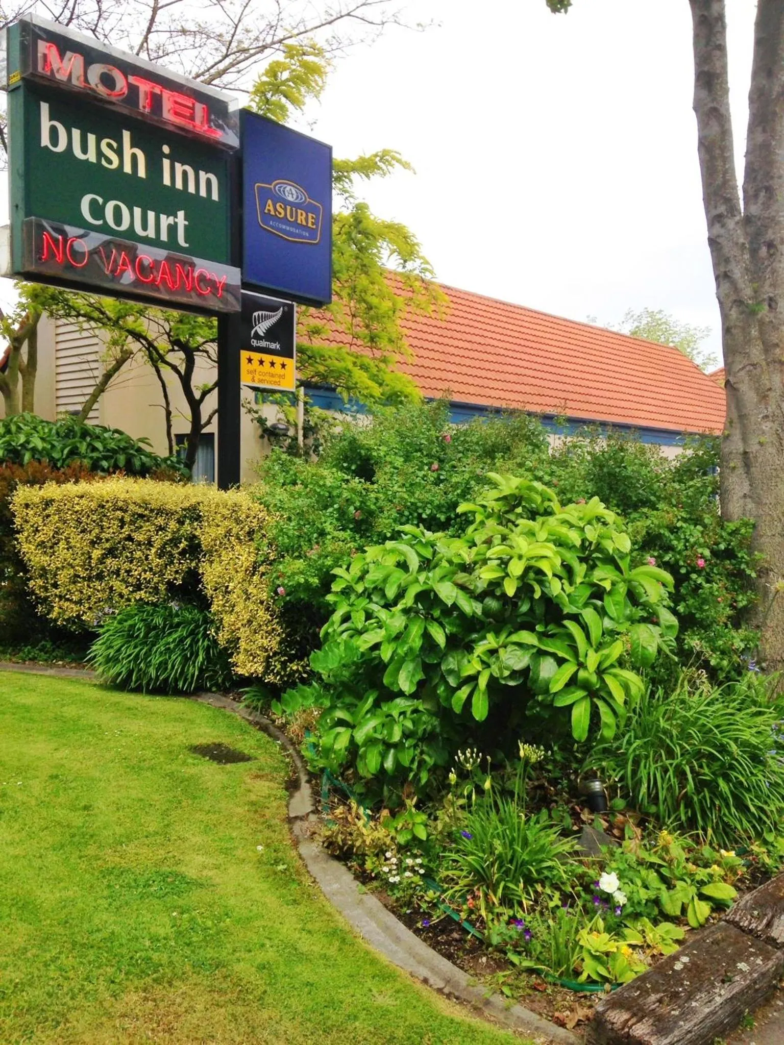 Garden in Bush Inn Court Motel