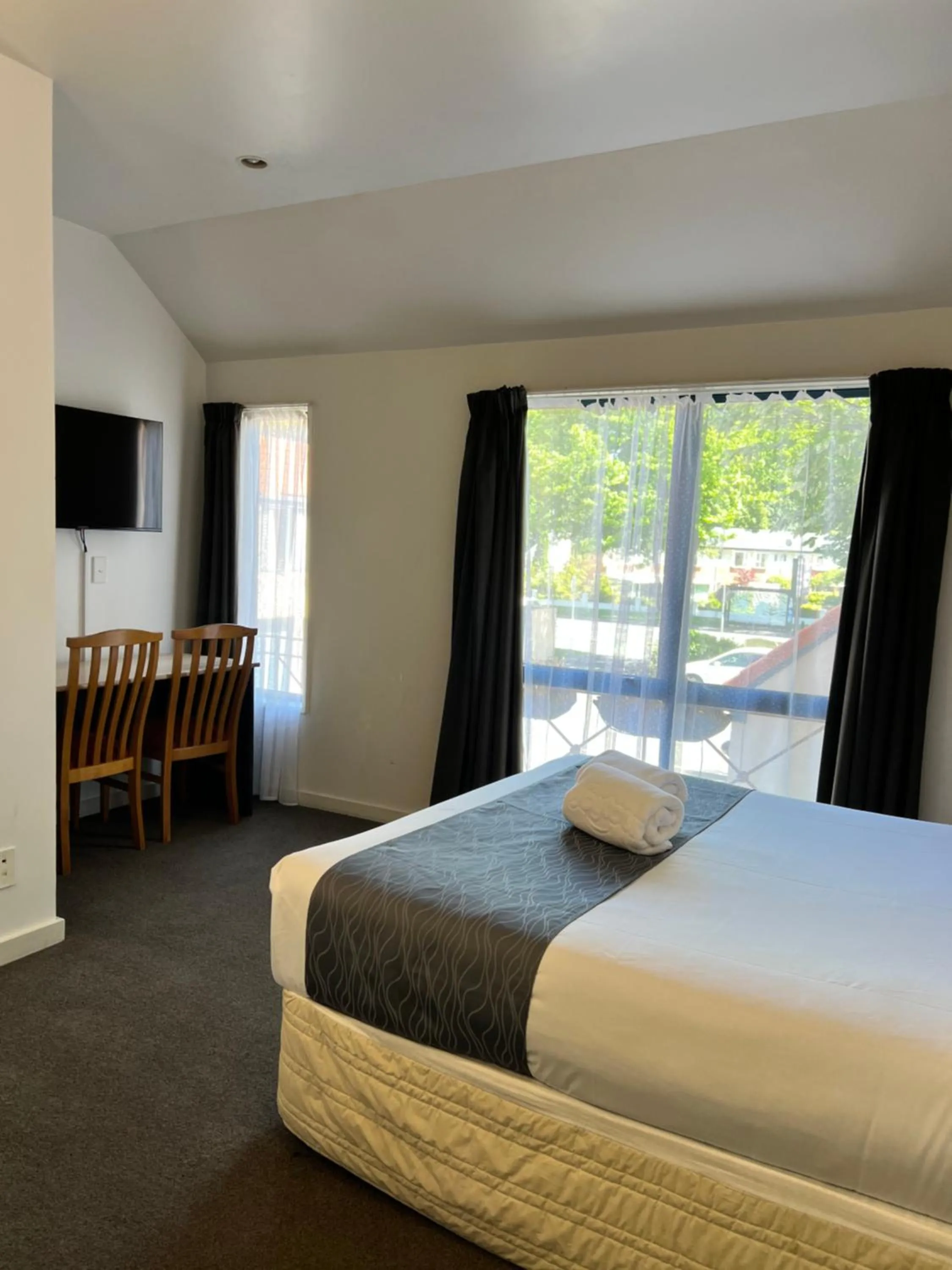 Photo of the whole room, Bed in Bush Inn Court Motel