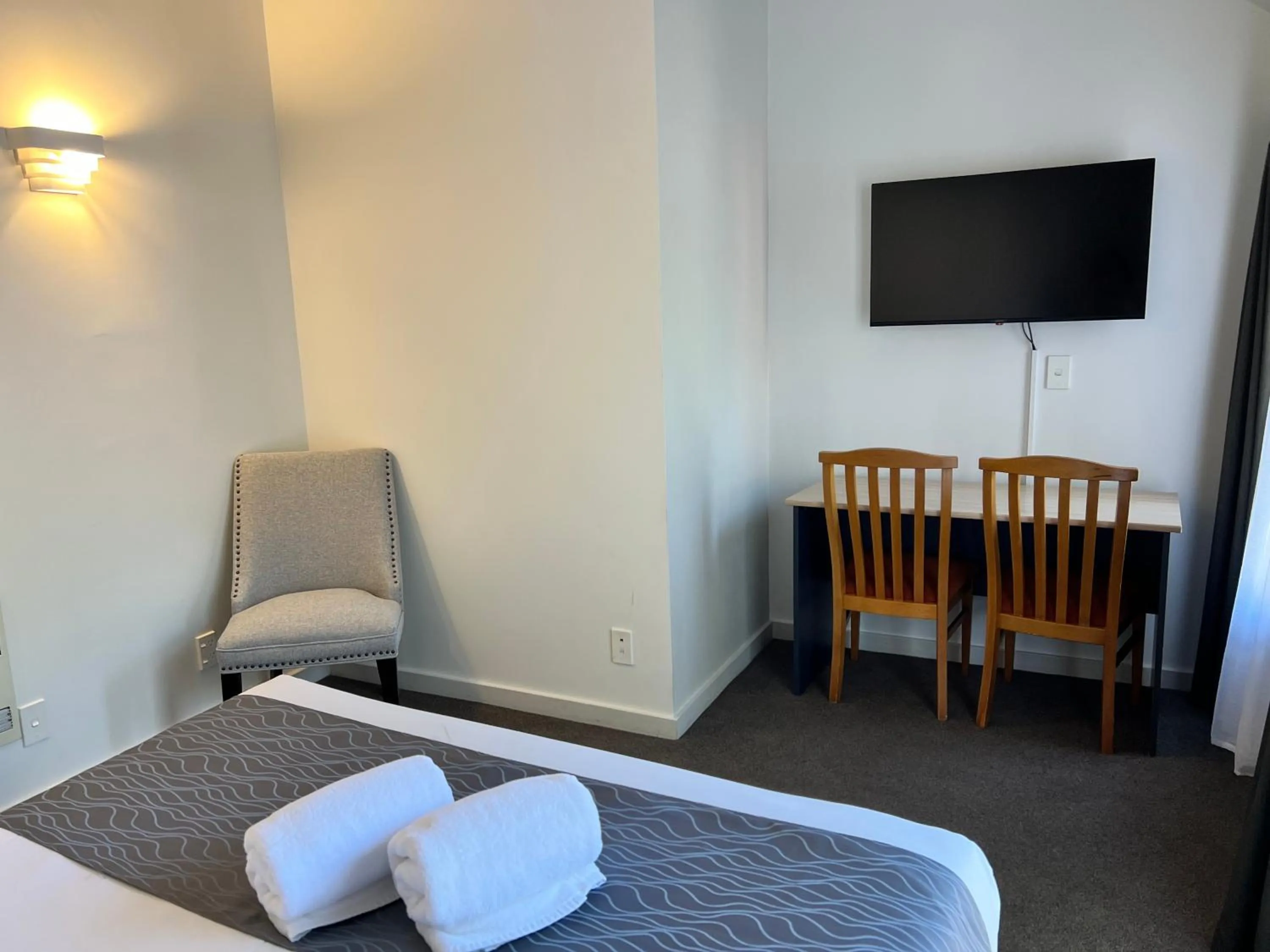 TV and multimedia, Bed in Bush Inn Court Motel