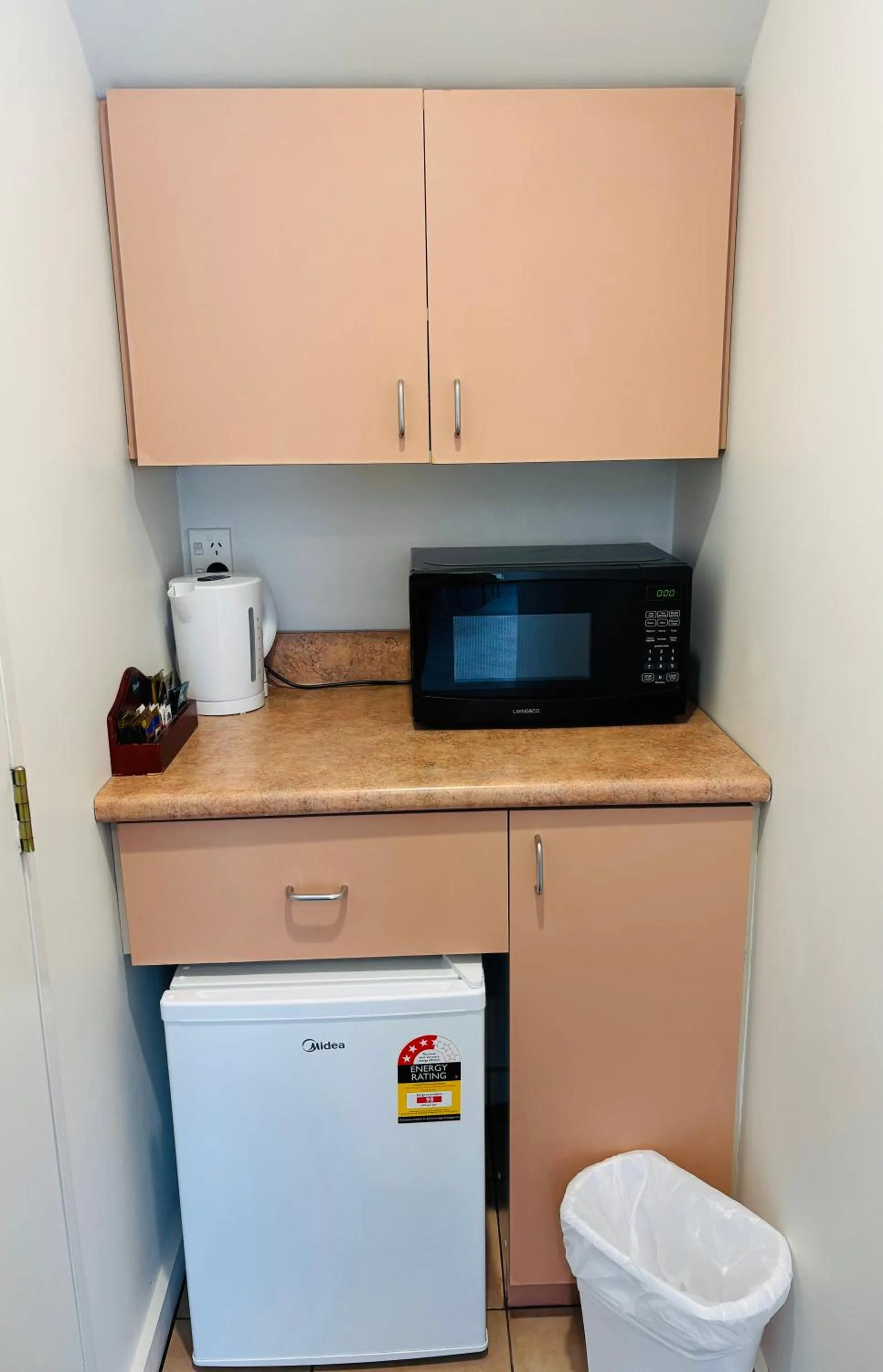 Kitchen or kitchenette in Bush Inn Court Motel