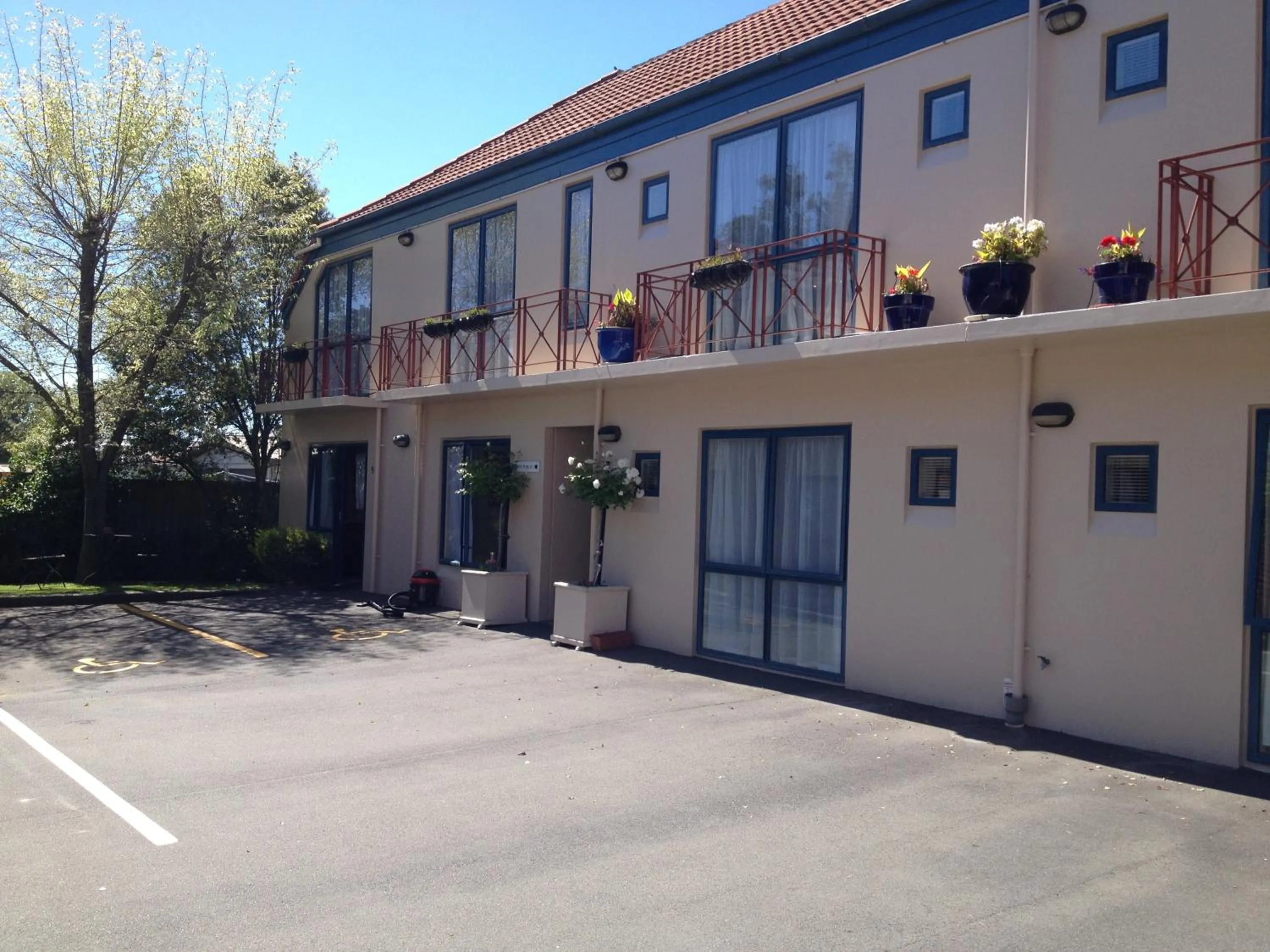 Facade/entrance in Bush Inn Court Motel