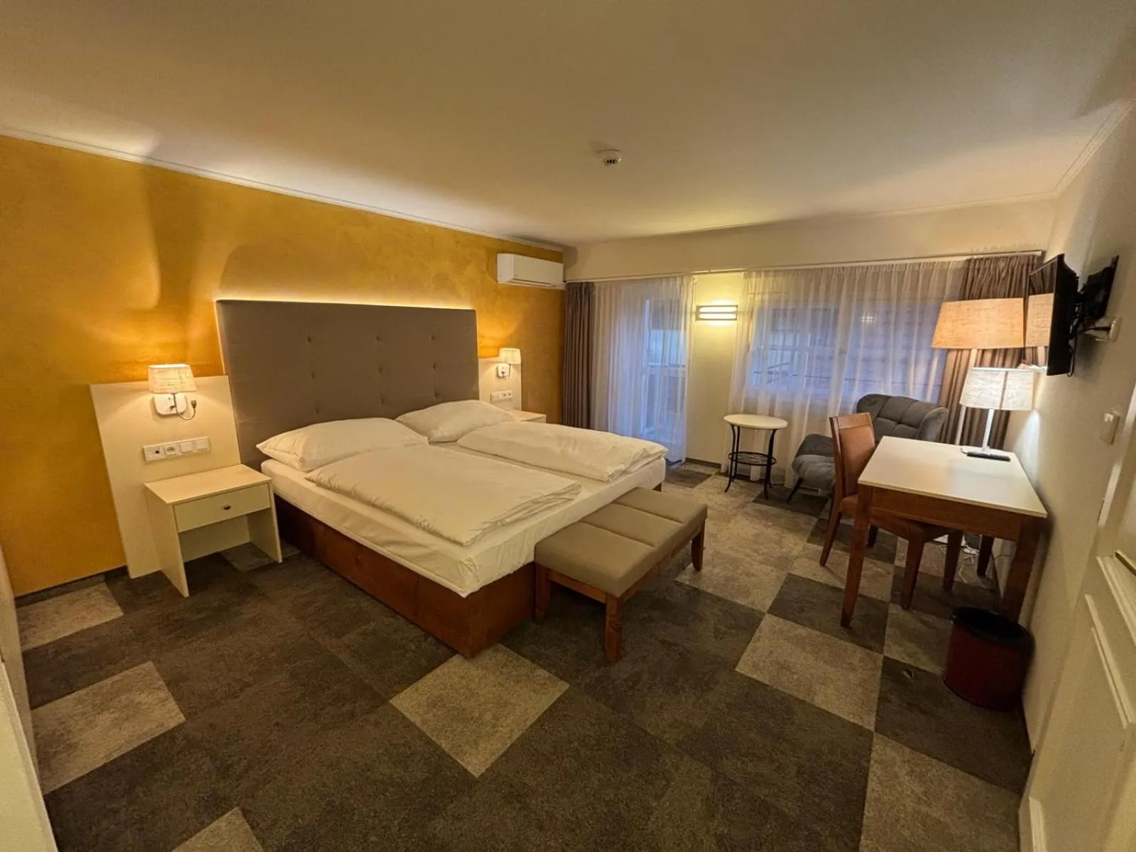 Bed in The Golden Wheel Hotel