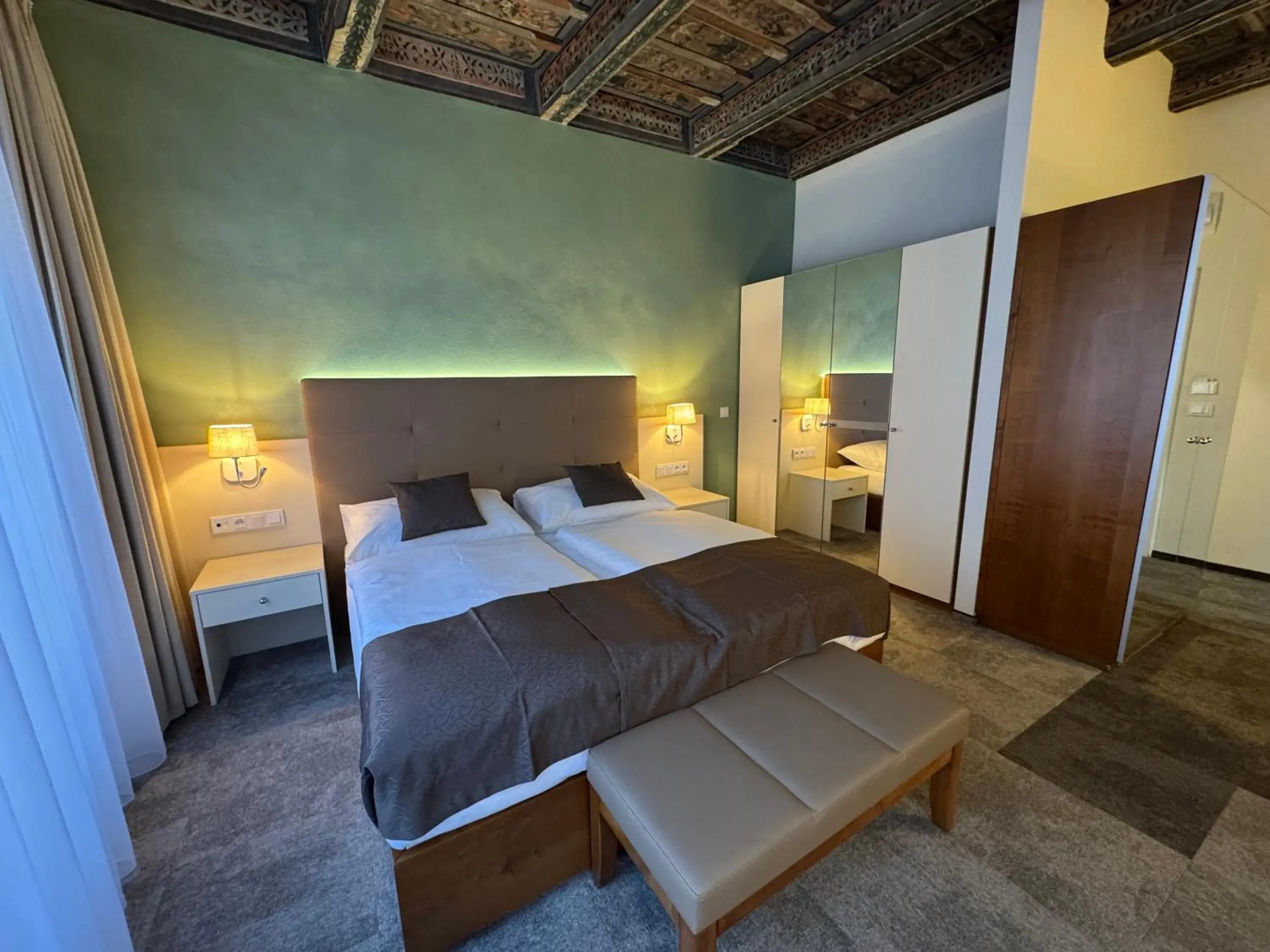 Superior Deluxe Double or Twin Room in The Golden Wheel Hotel Superior Deluxe Double or Twin Room in The Golden Wheel Hotel