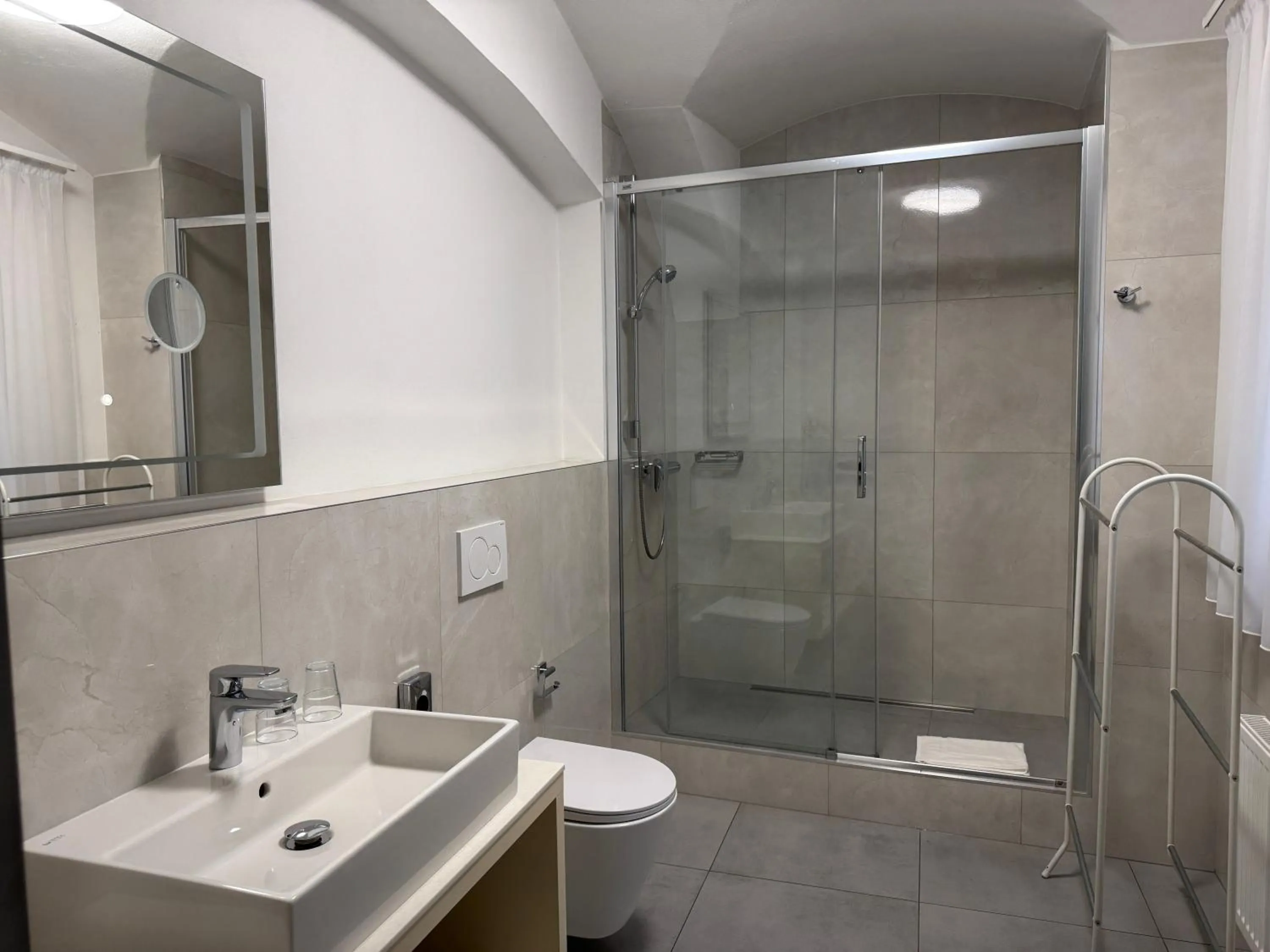 Shower in The Golden Wheel Hotel