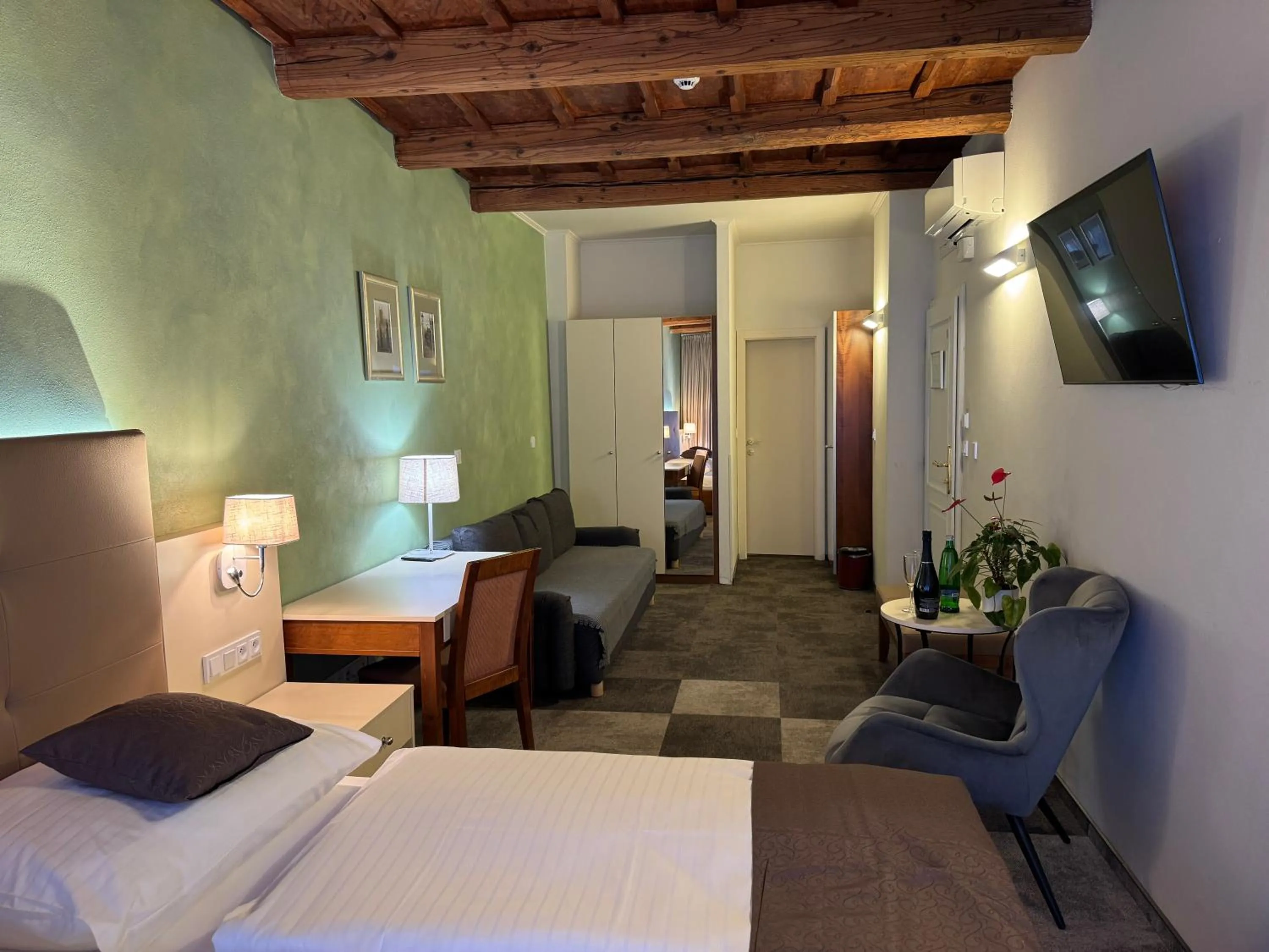 TV and multimedia, Bed in The Golden Wheel Hotel