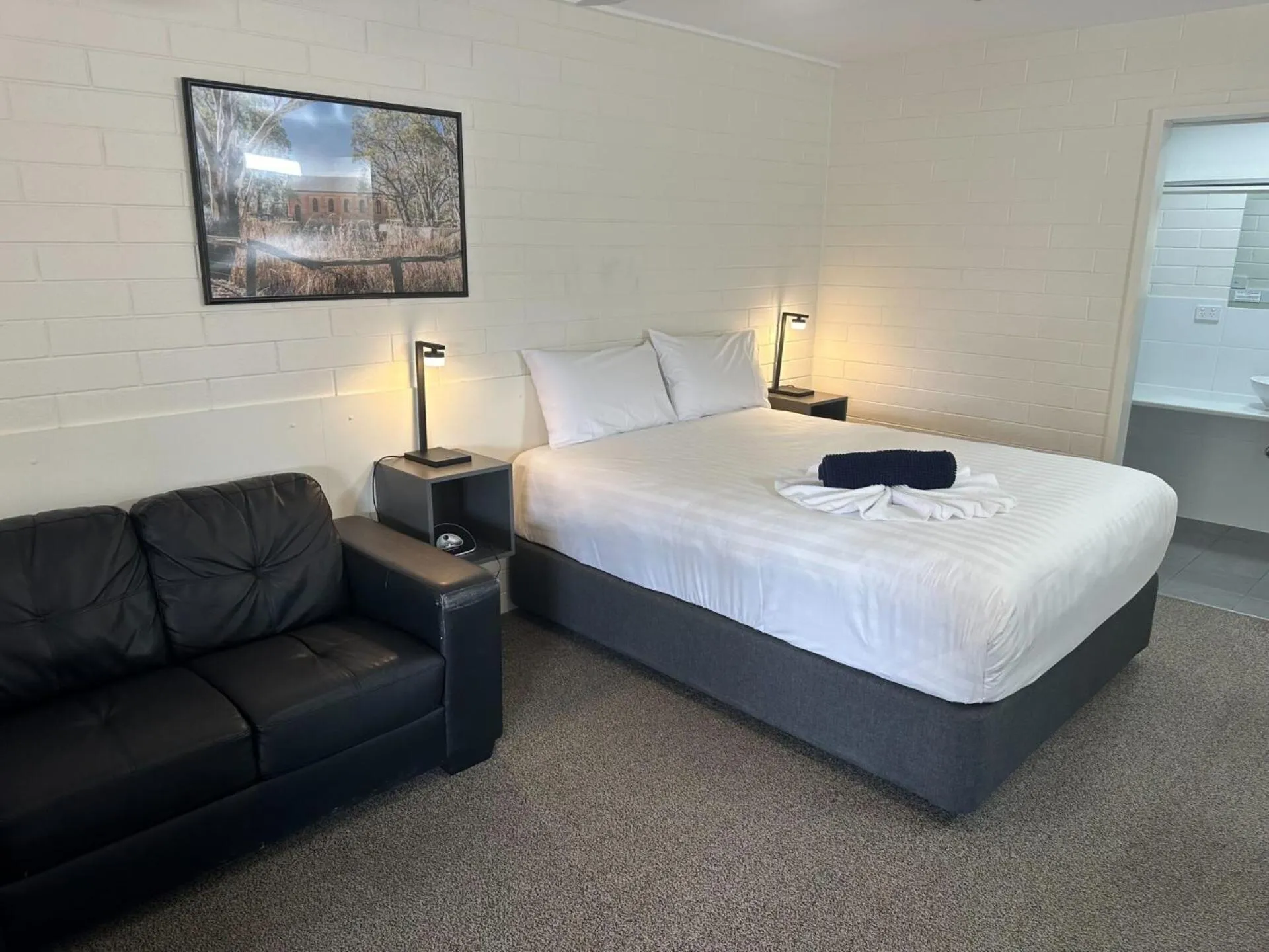 Bed in Vineland Motel Mildura
