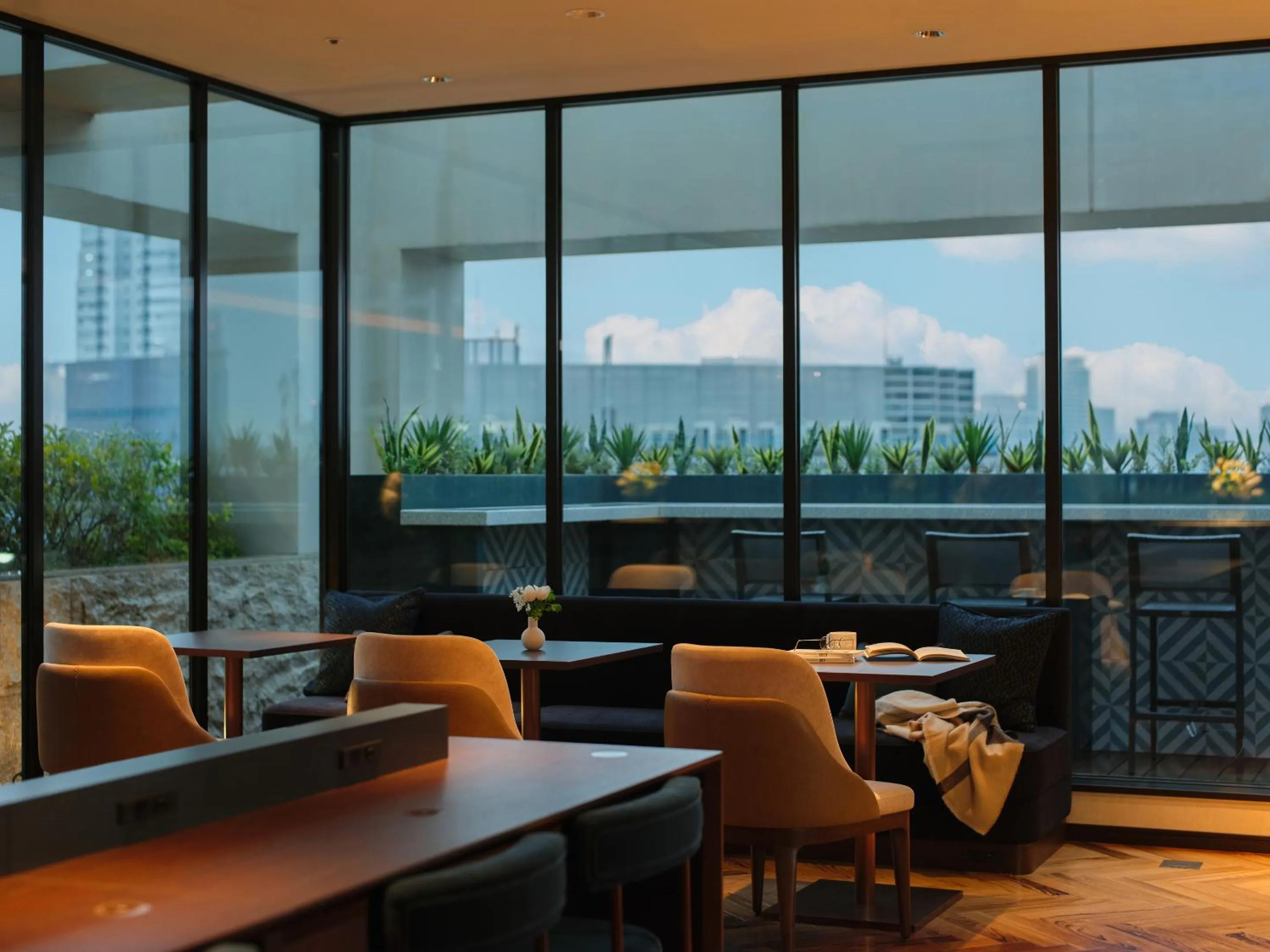 Lounge or bar in Mitsui Garden Hotel Osaka Premier