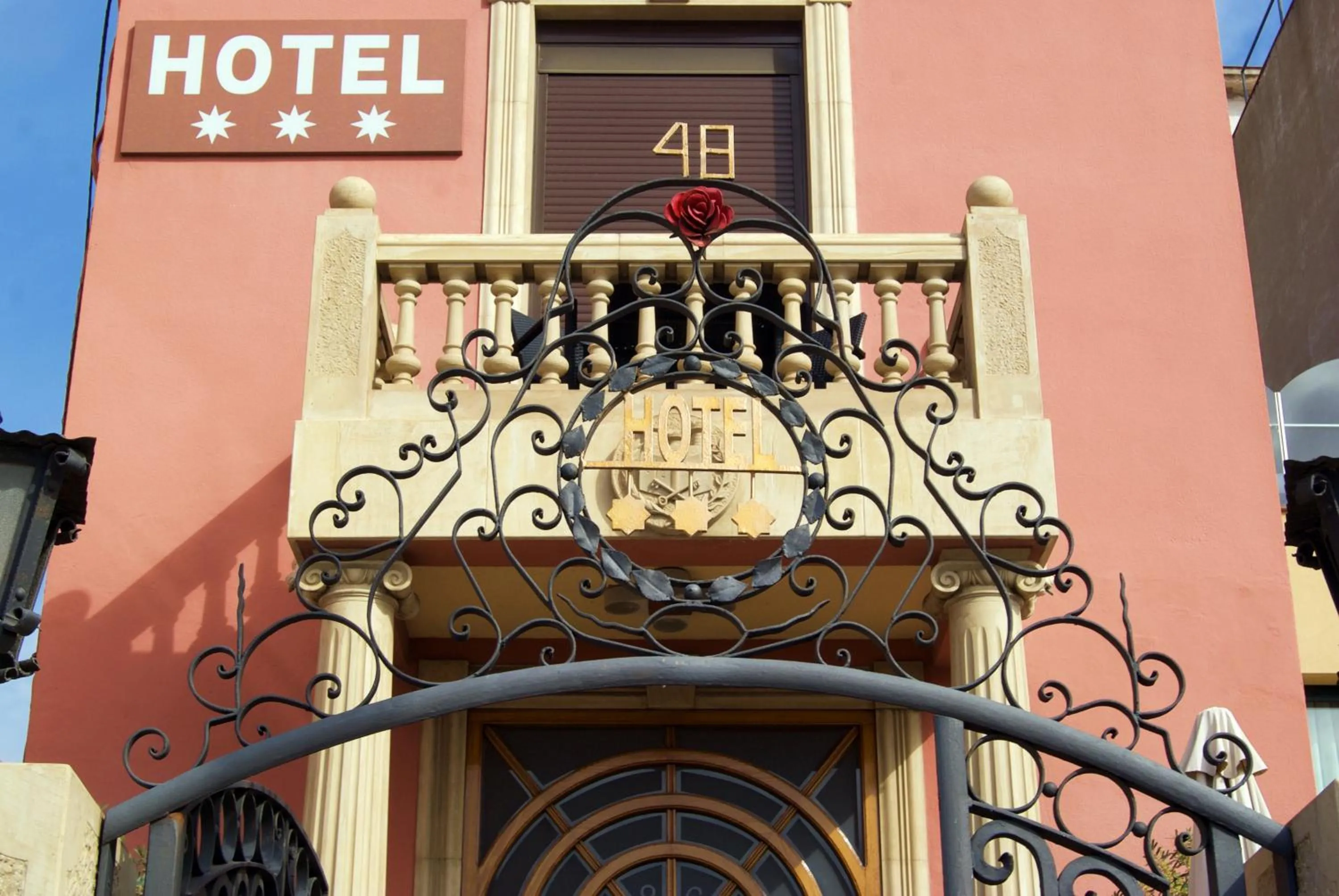 Facade/entrance in Llar de Capitans