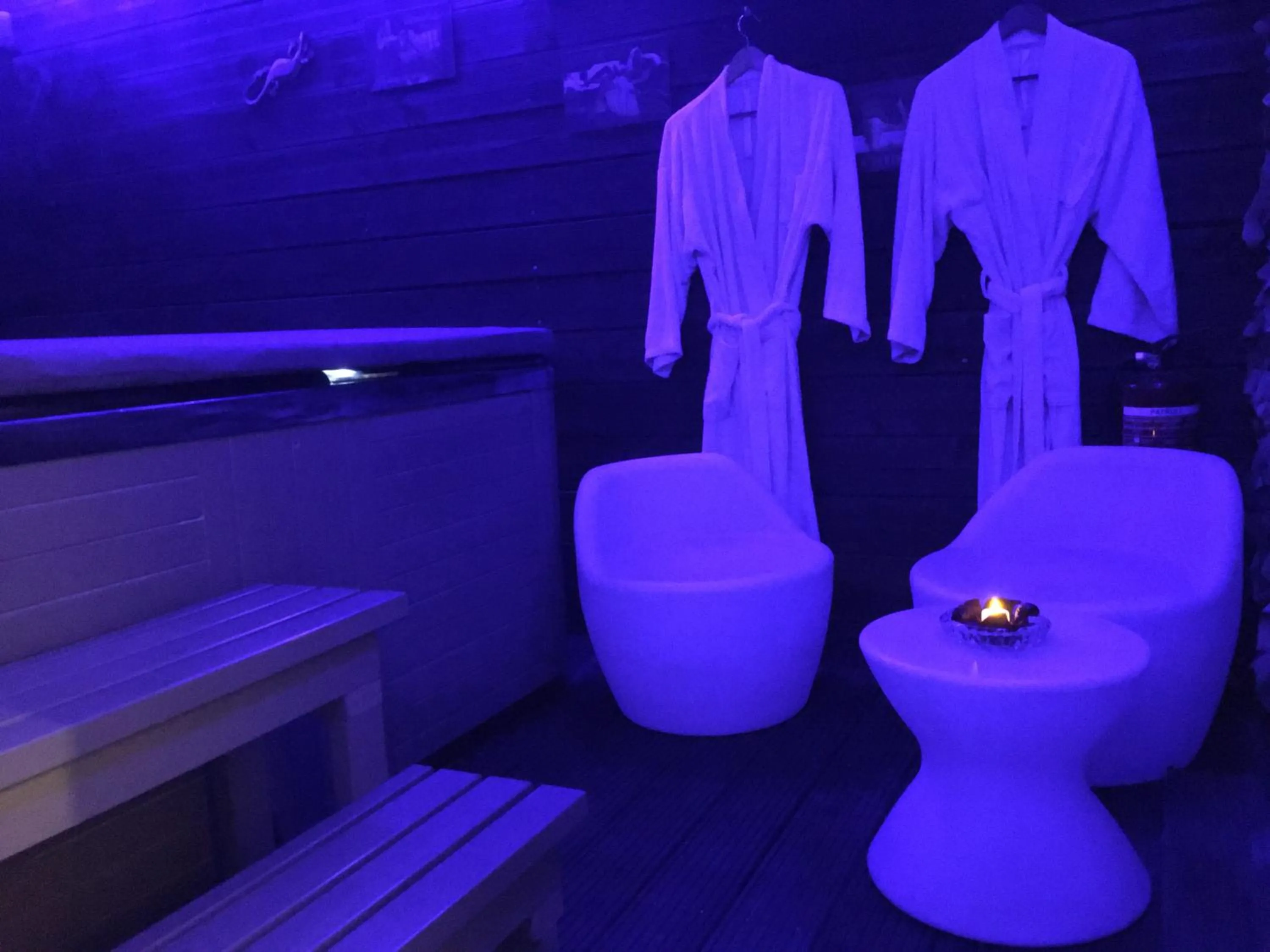 Spa and wellness centre/facilities in Dépendance cosy climatisée jacuzzi diner aux chandelles