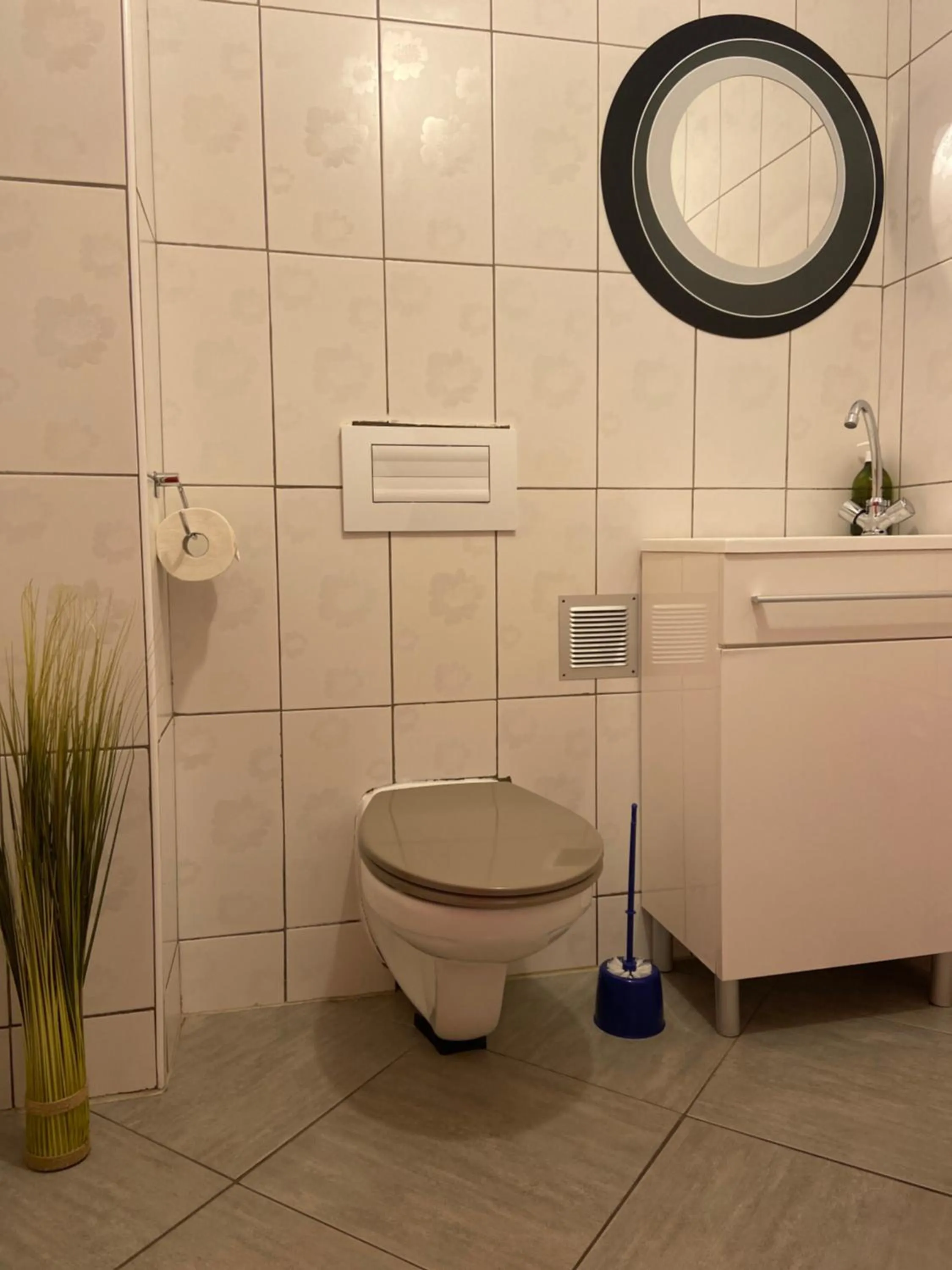 Toilet in Dépendance cosy climatisée jacuzzi diner aux chandelles