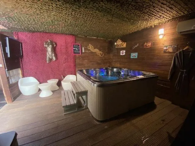 Dépendance cosy climatisée jacuzzi diner aux chandelles