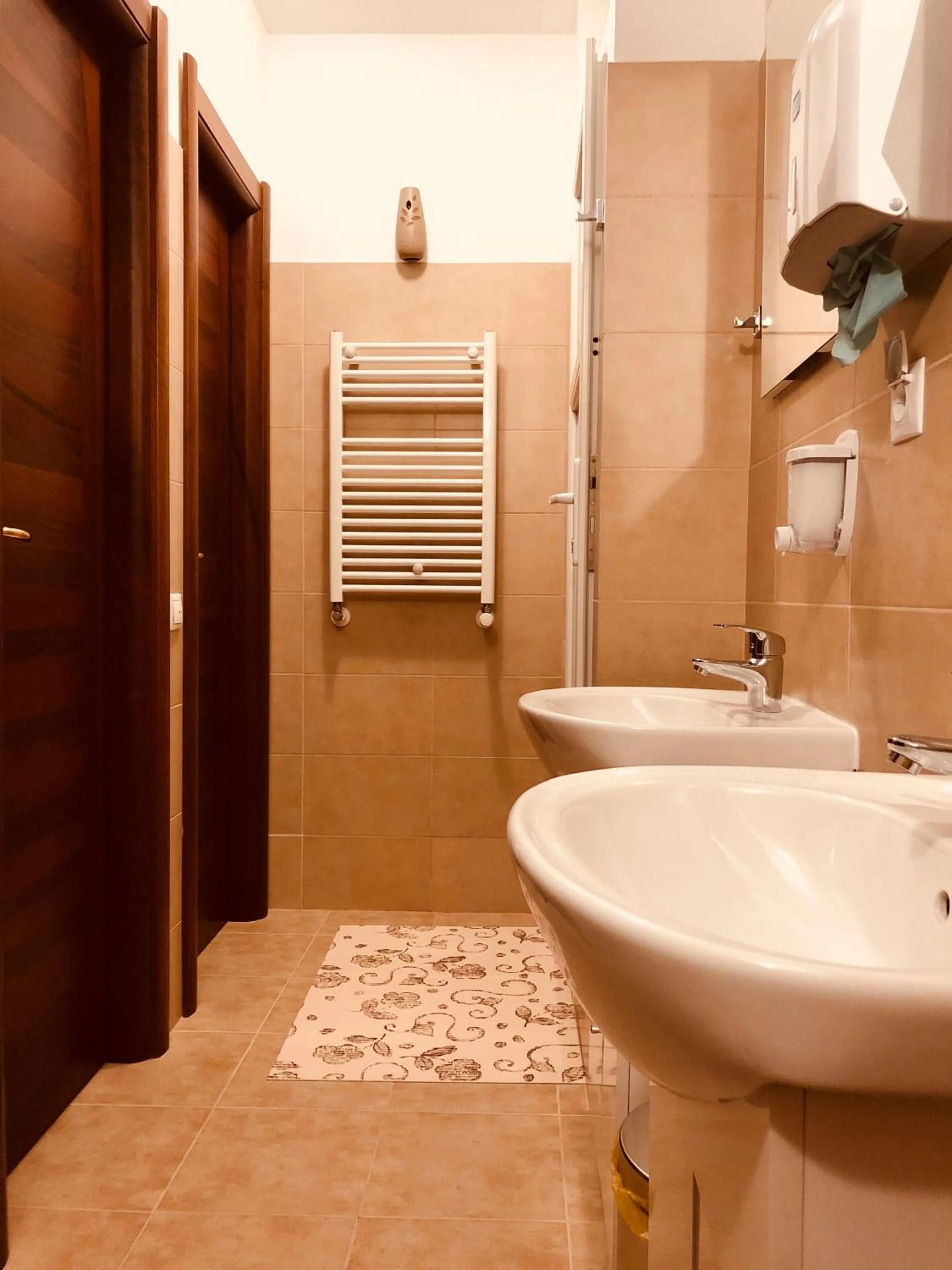 Shower in Monte Carlo Palace Rooms