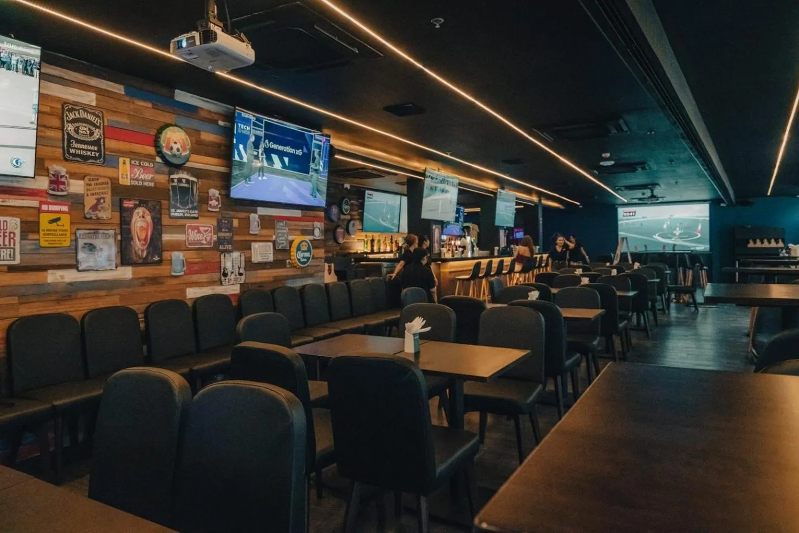 Restaurant/places to eat in Aira Hotel Bangkok Sukhumvit 11