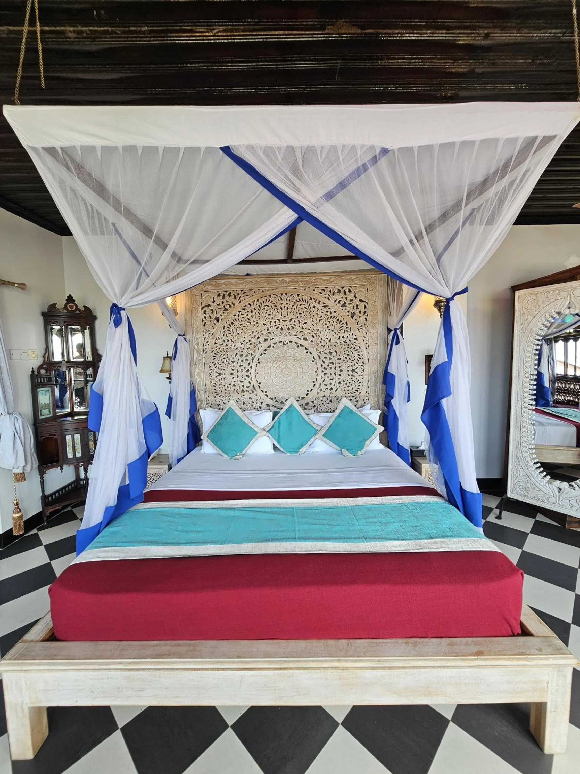 Bed in Dhow Palace Hotel