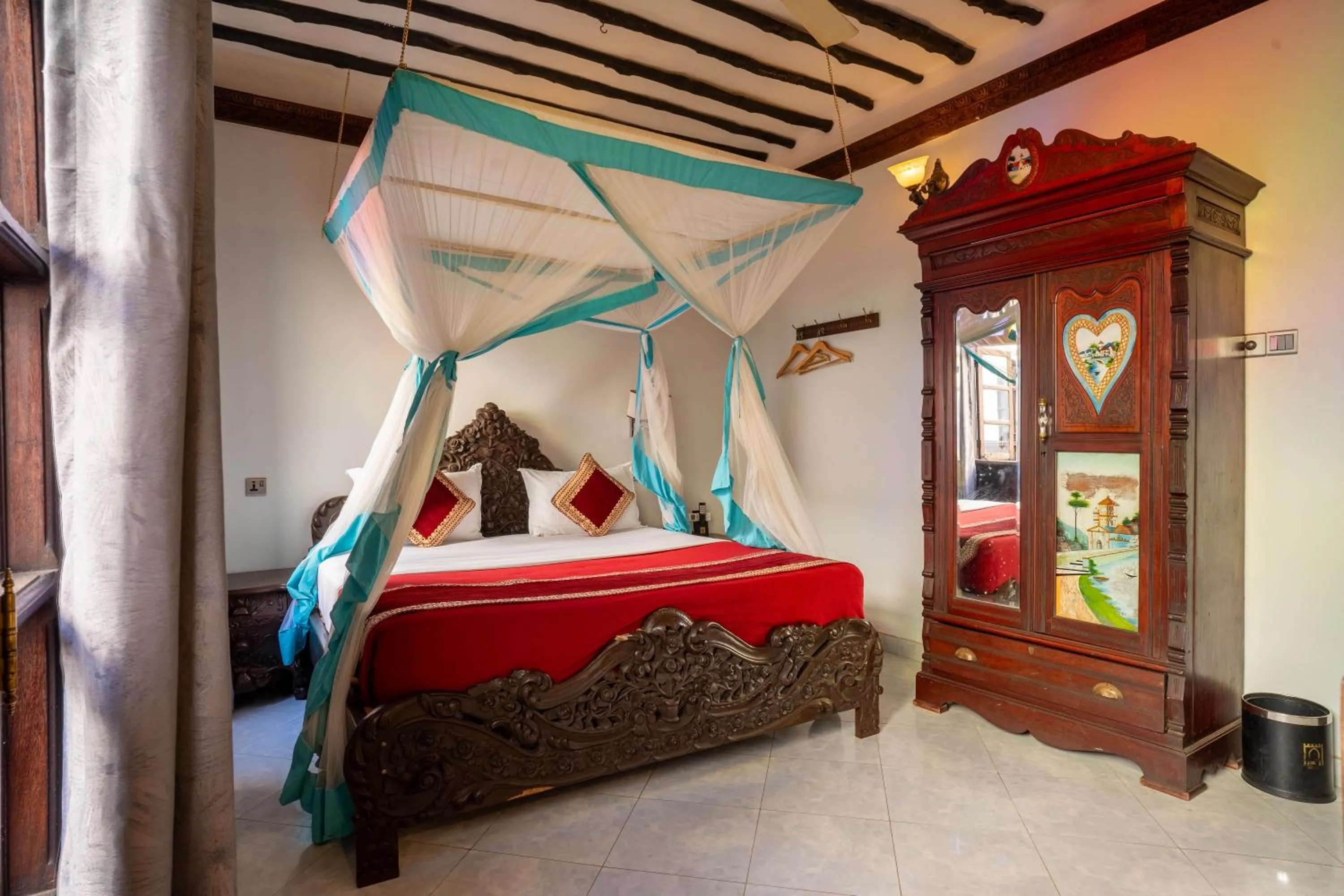 Bed in Dhow Palace Hotel