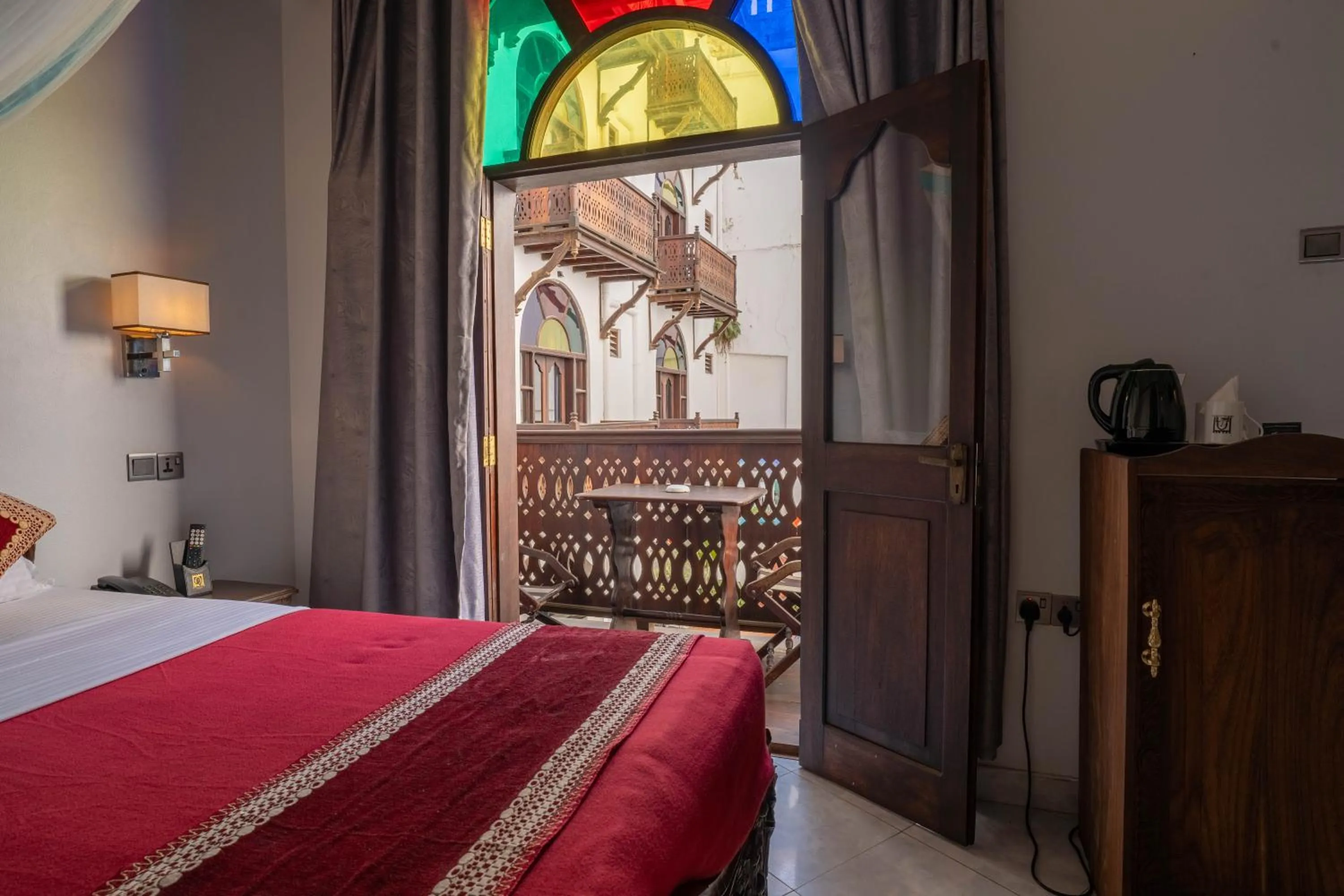 Balcony/Terrace, Bed in Dhow Palace Hotel