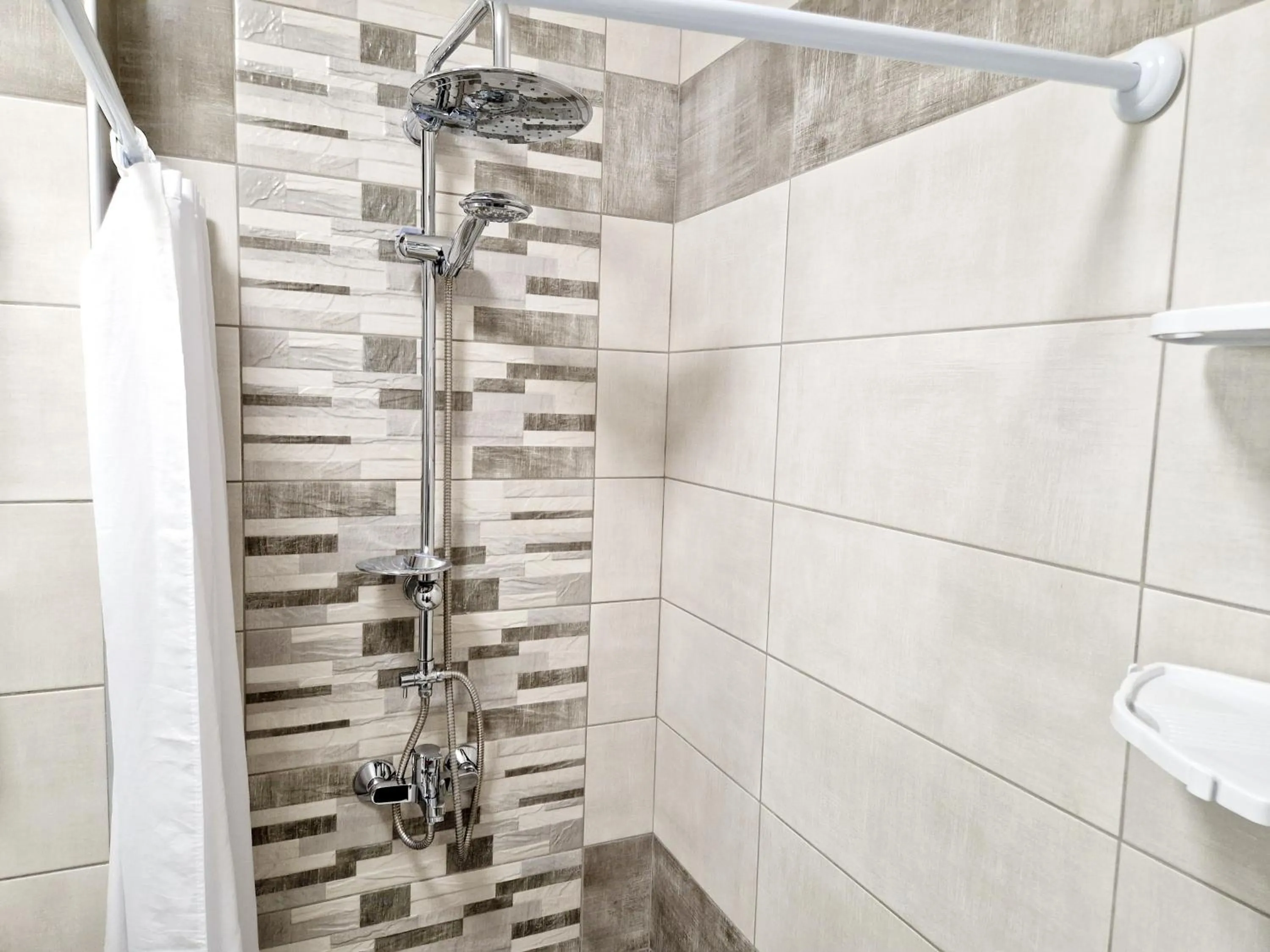 Shower in PAPAYA APARTMENTS