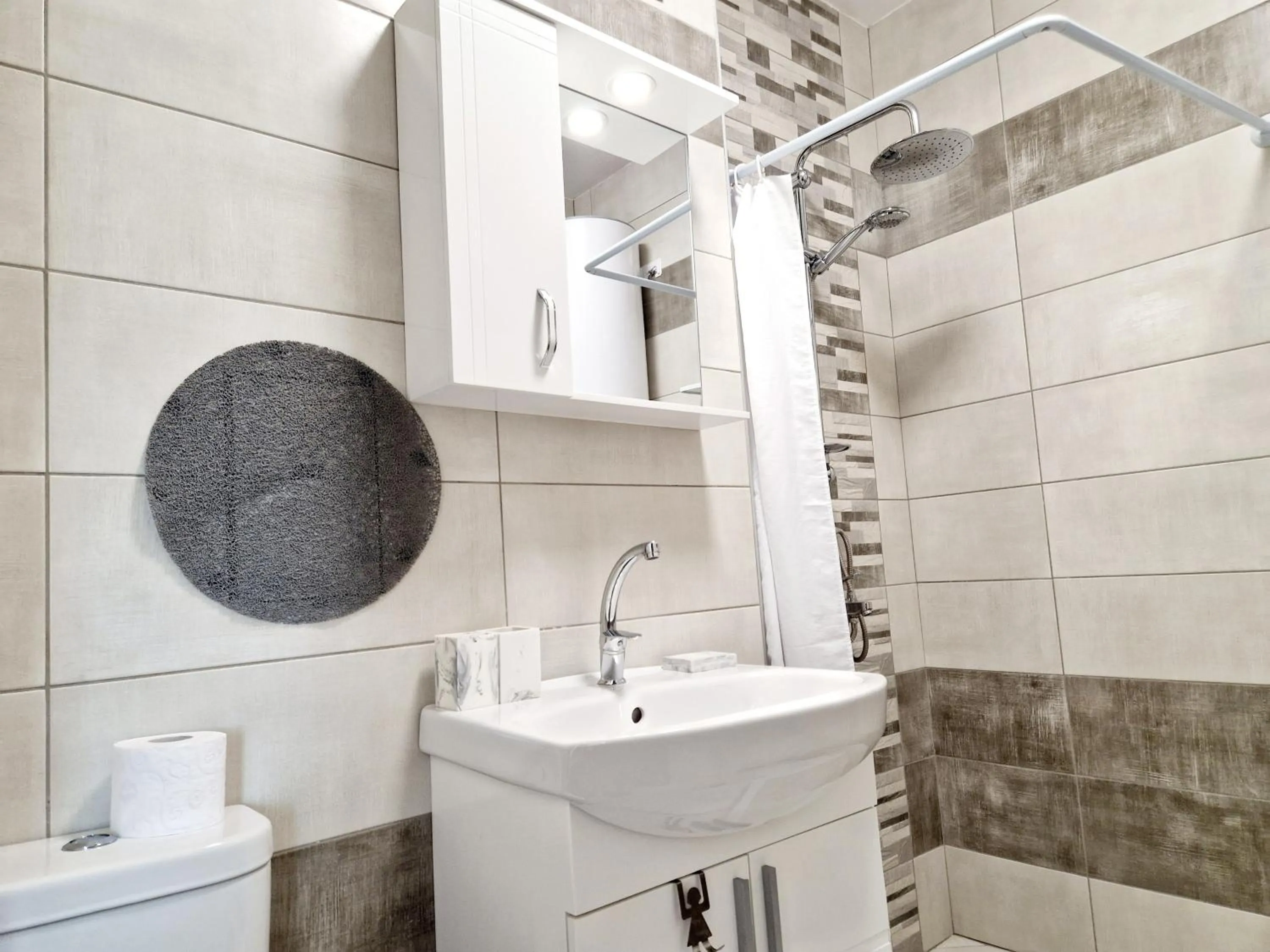 Shower in PAPAYA APARTMENTS