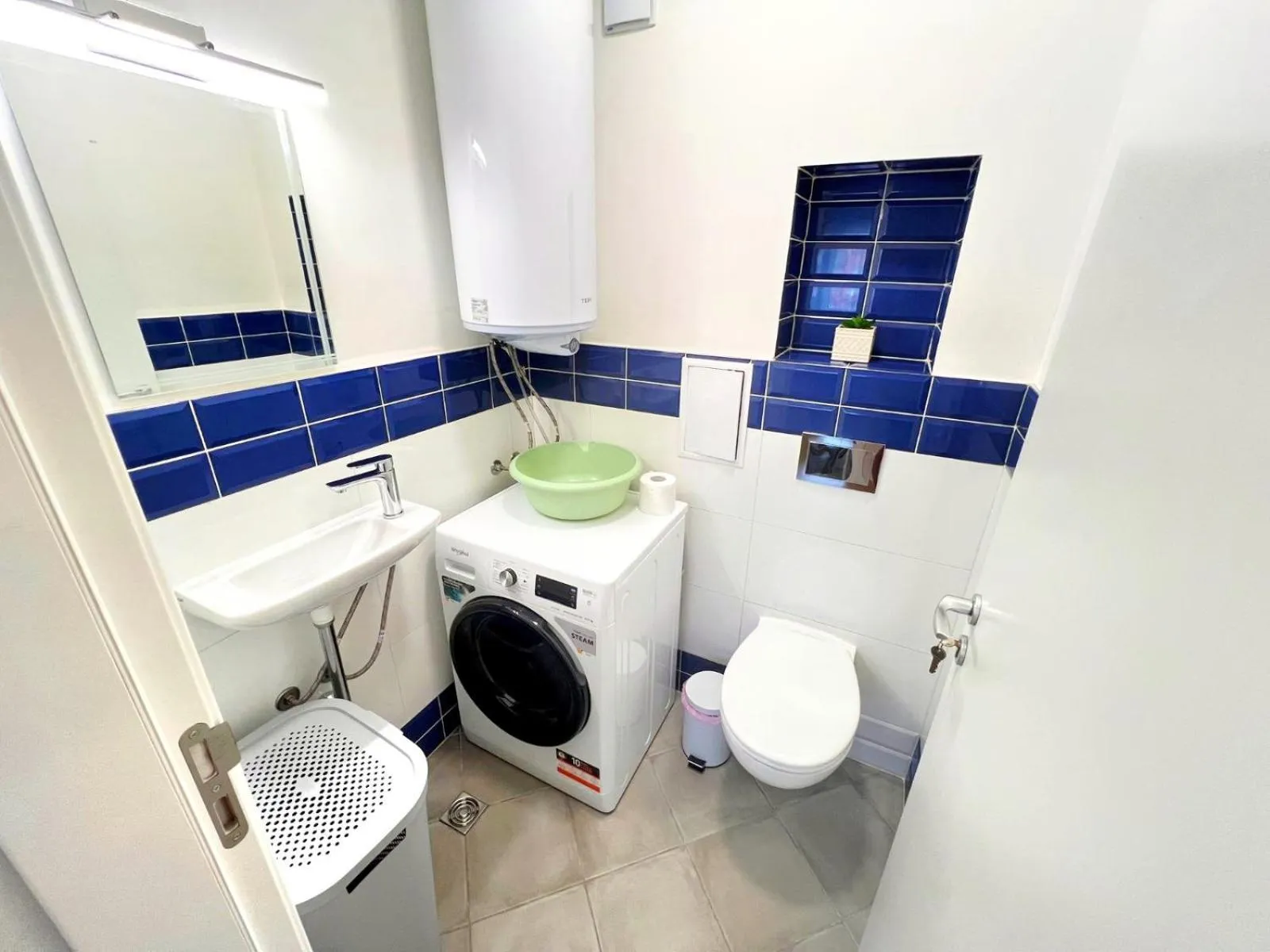 Toilet in PAPAYA APARTMENTS