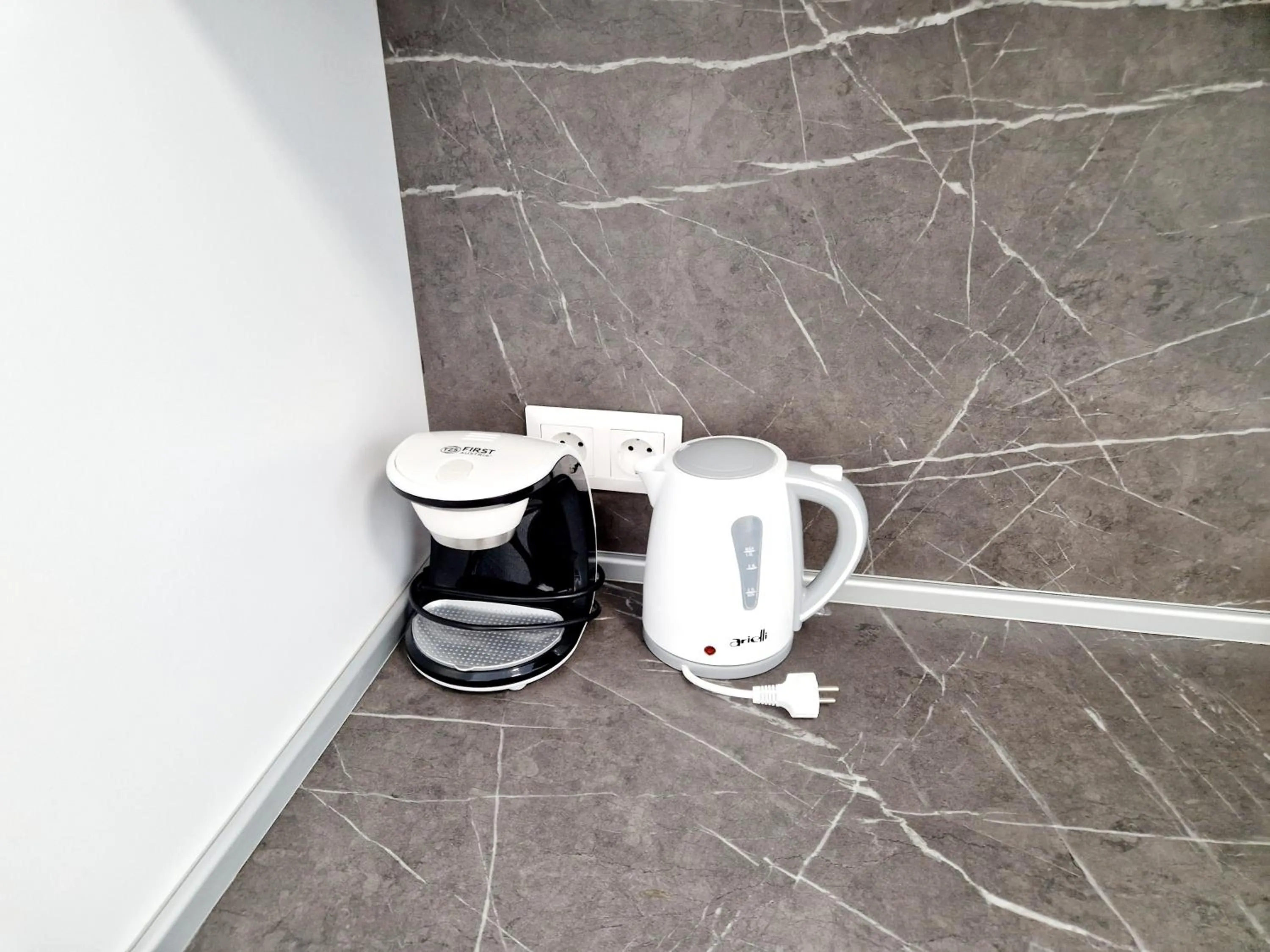 Coffee/tea facilities in PAPAYA APARTMENTS