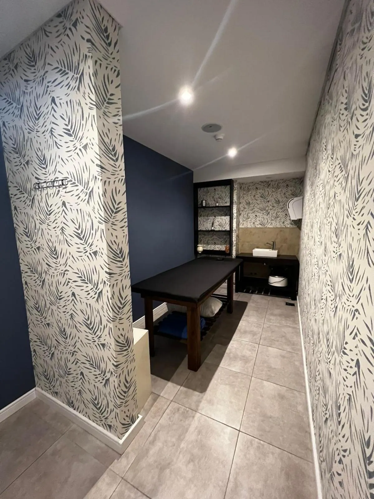 Massage, Bed in Days Inn Zarate