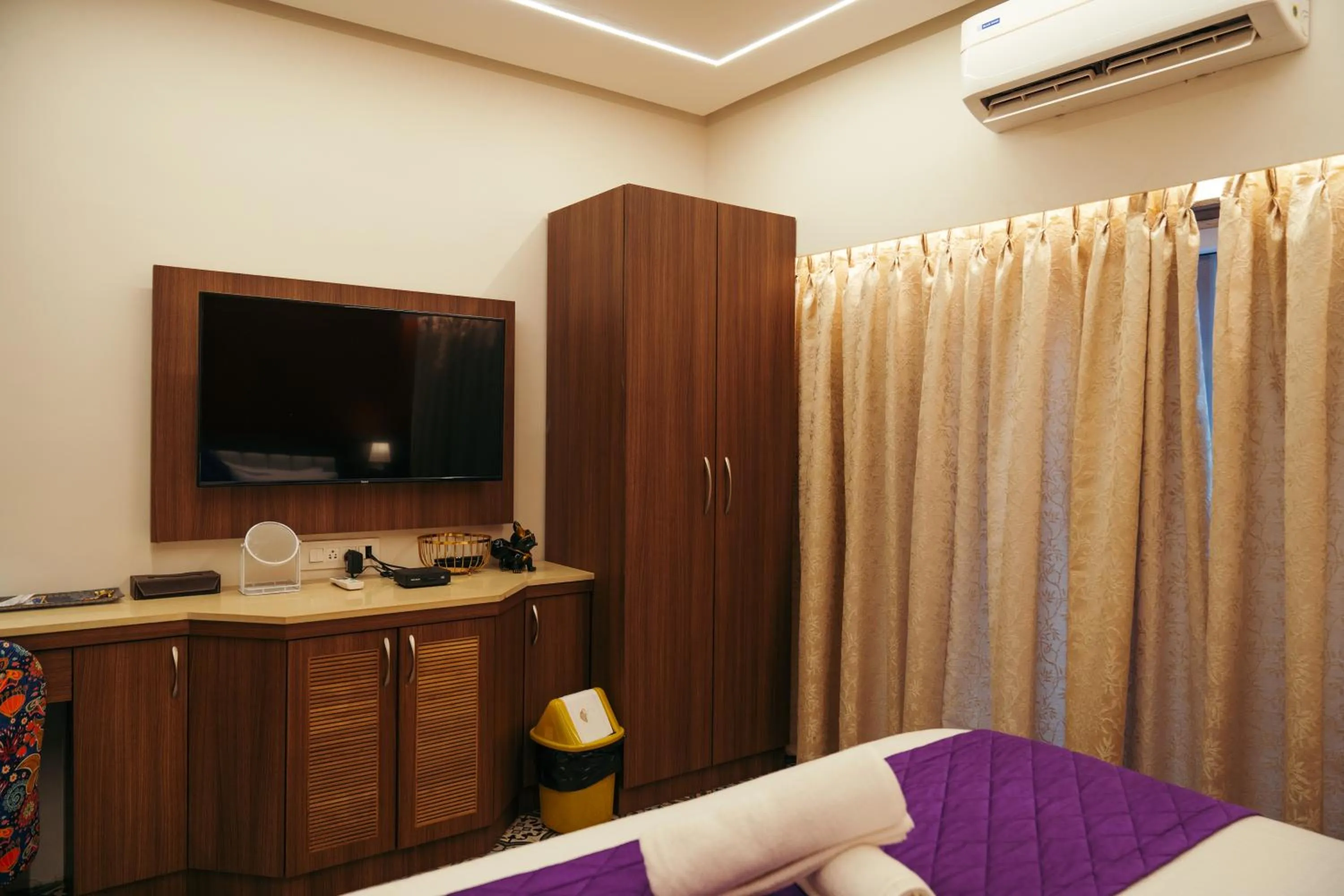 Photo of the whole room, Bed in Grande Ave Maria Resort