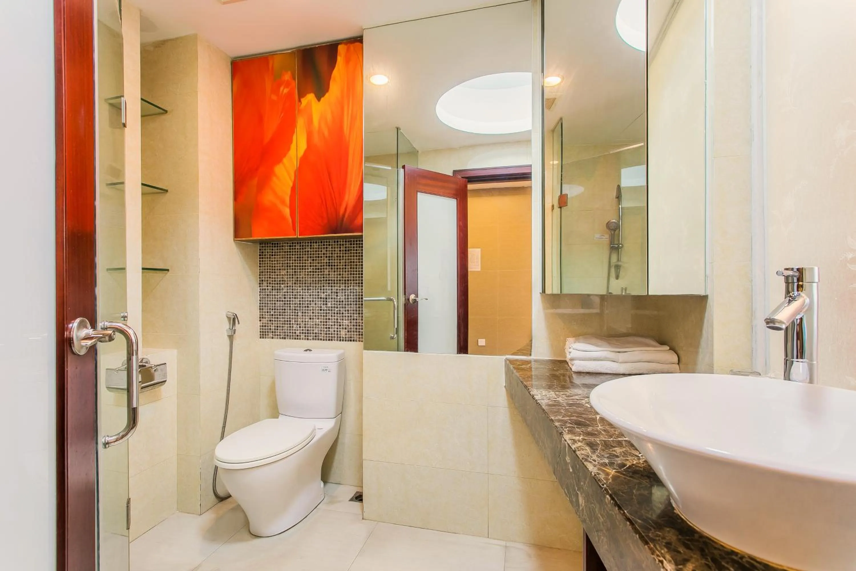 Grand Continental Apartment