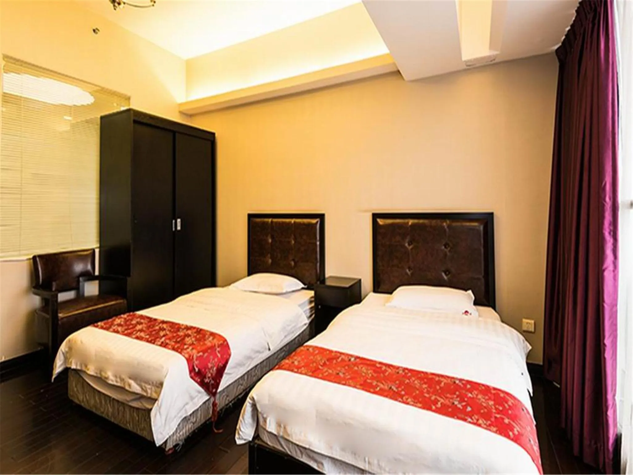 Photo of the whole room, Bed in Grand Continental Apartment