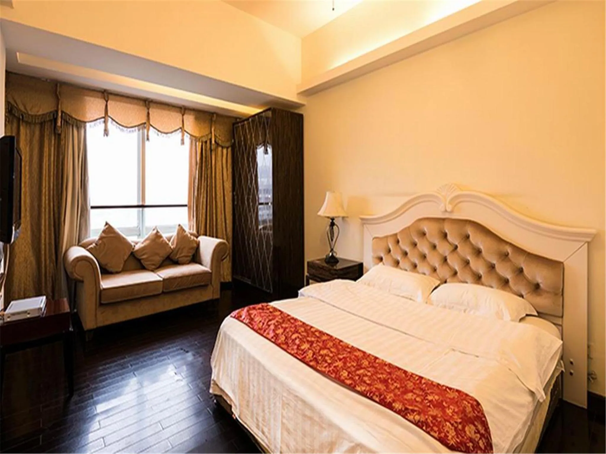 Photo of the whole room, Bed in Grand Continental Apartment