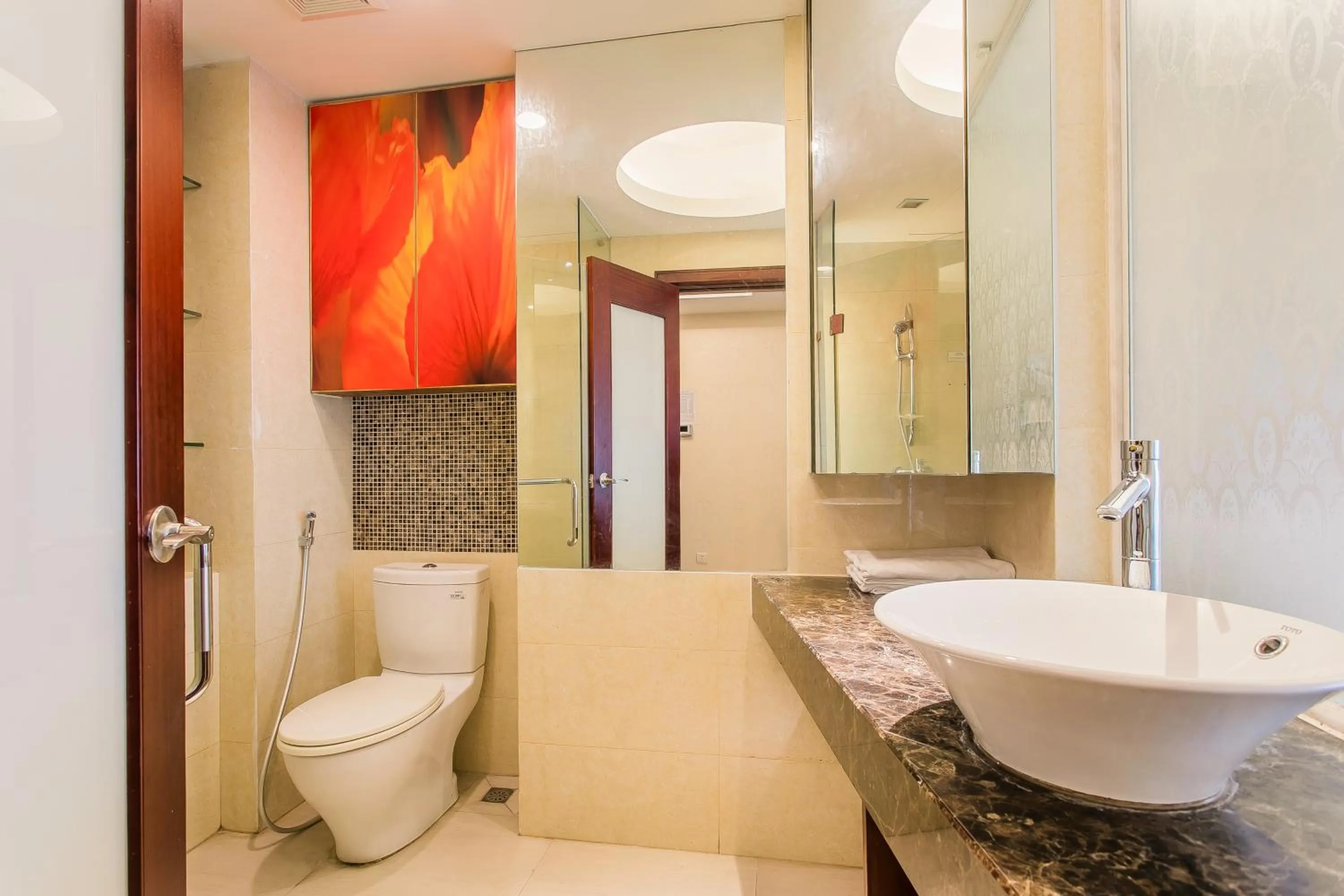 Grand Continental Apartment