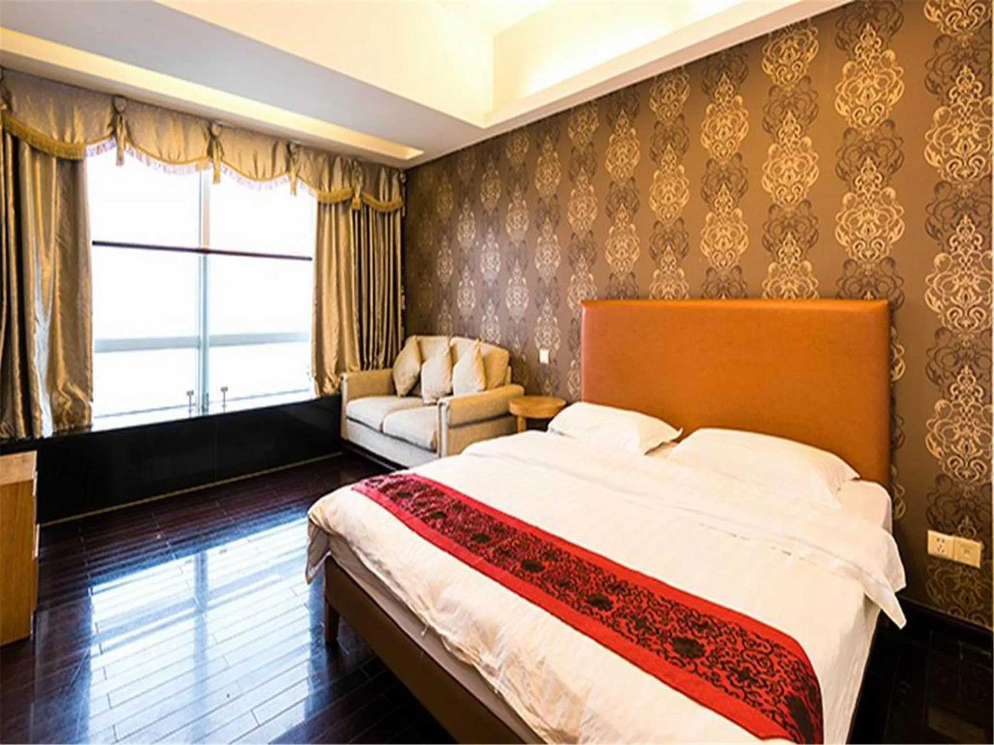 Photo of the whole room, Bed in Grand Continental Apartment