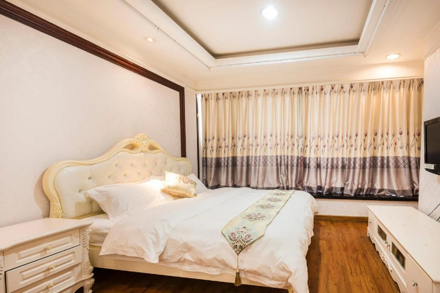 Bed in Grand Continental Apartment