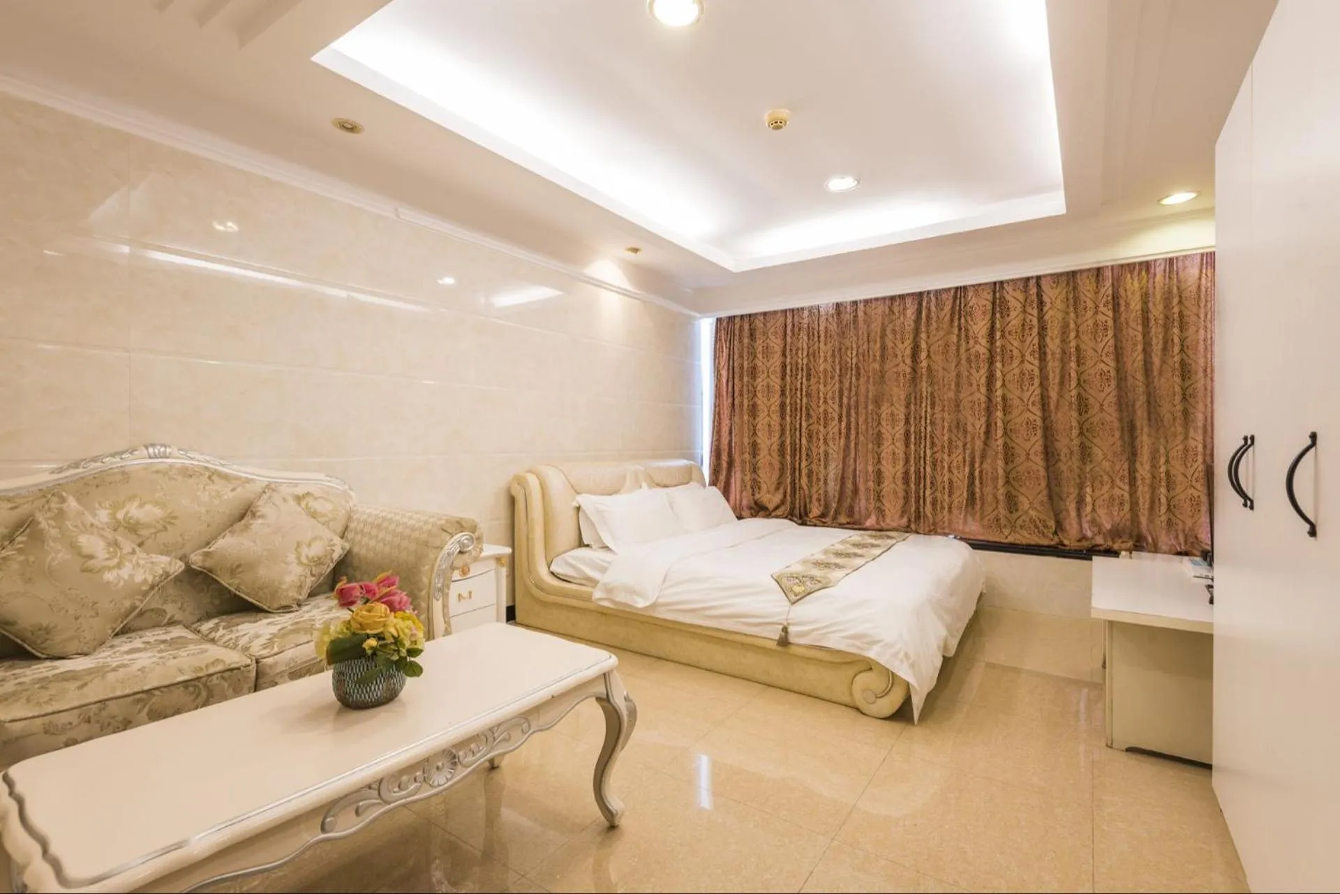 Bed in Grand Continental Apartment