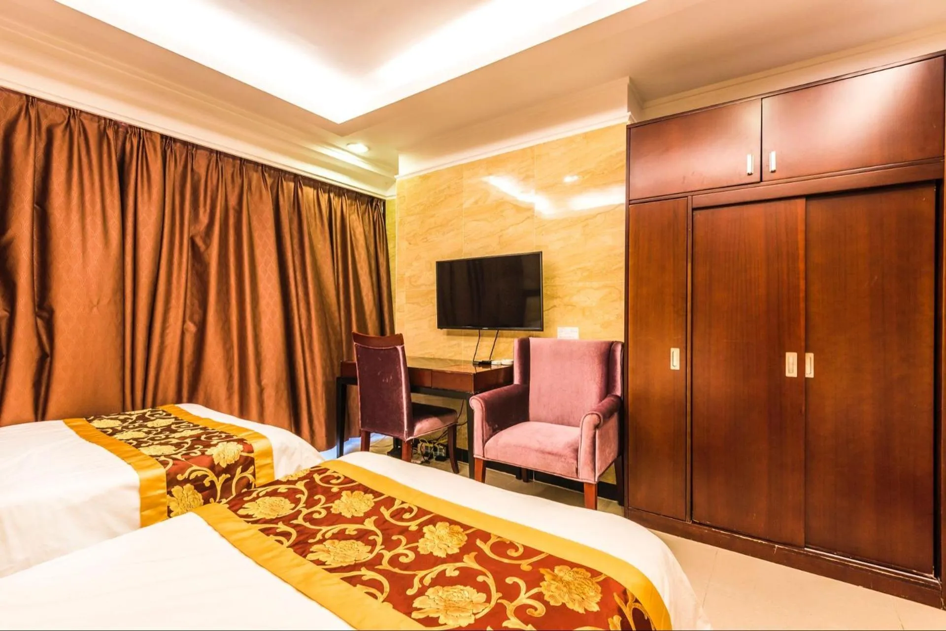 Bed in Grand Continental Apartment