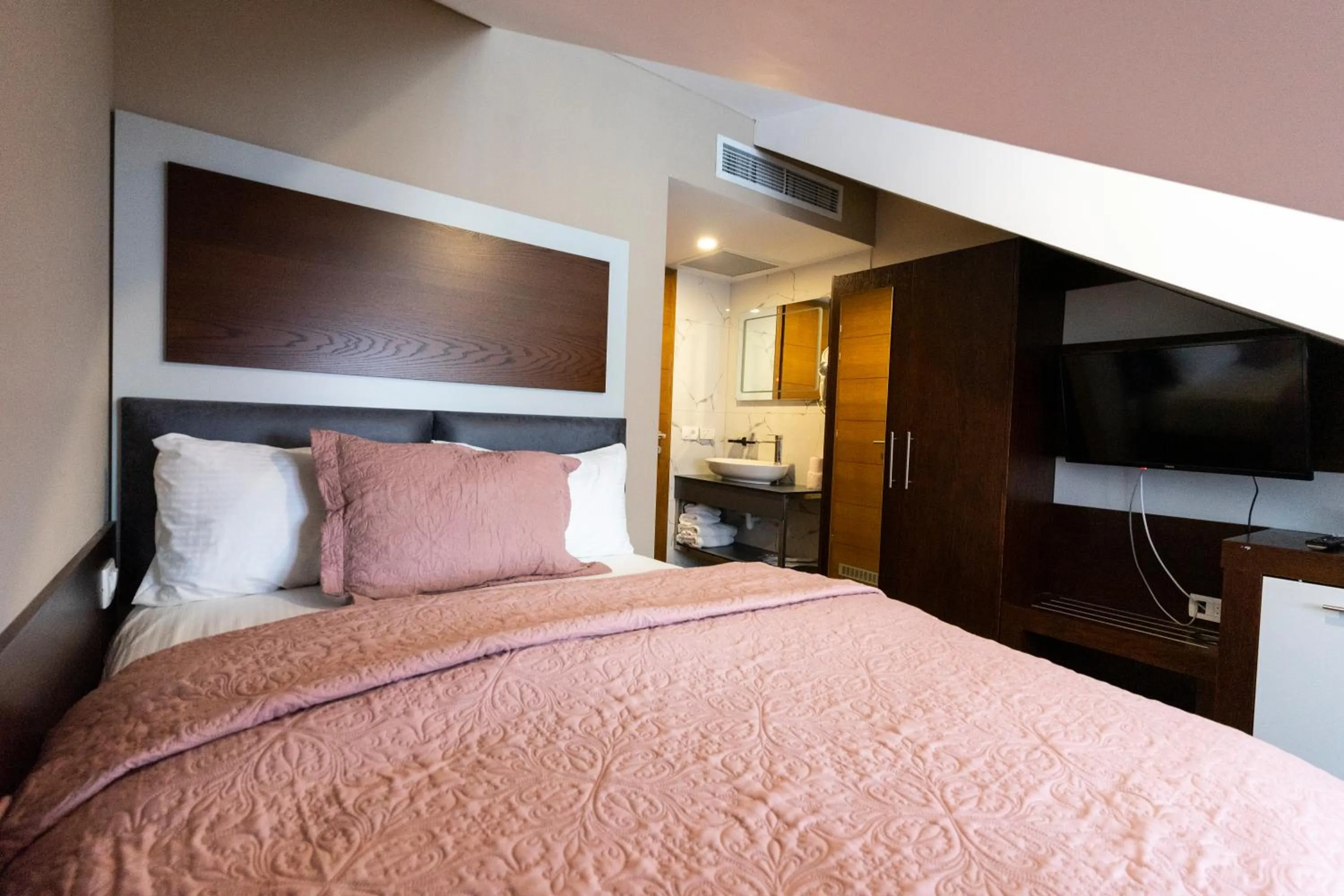 Bed in Hotel Prizreni