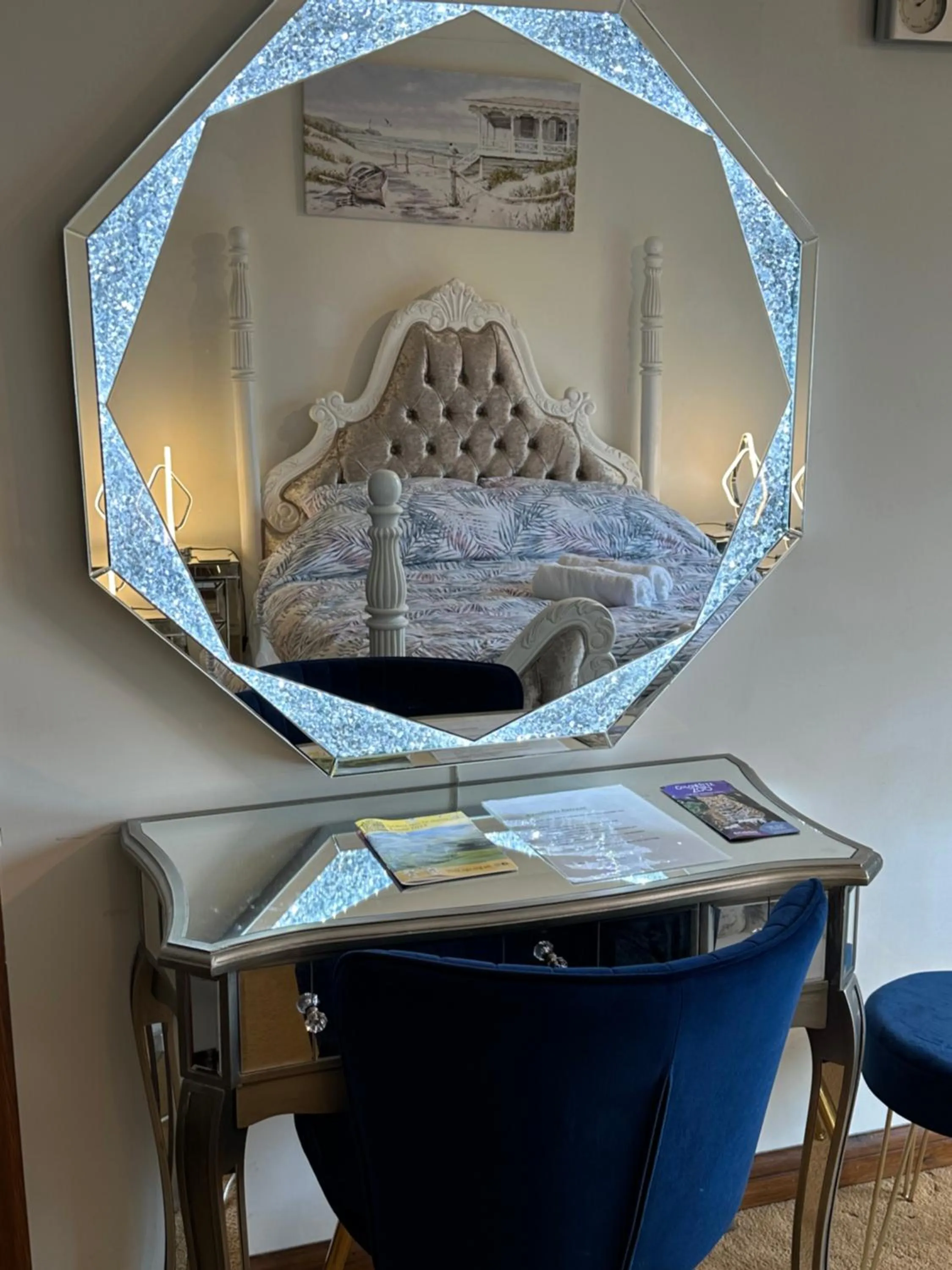 Photo of the whole room, Bed in Barnfields Retreat