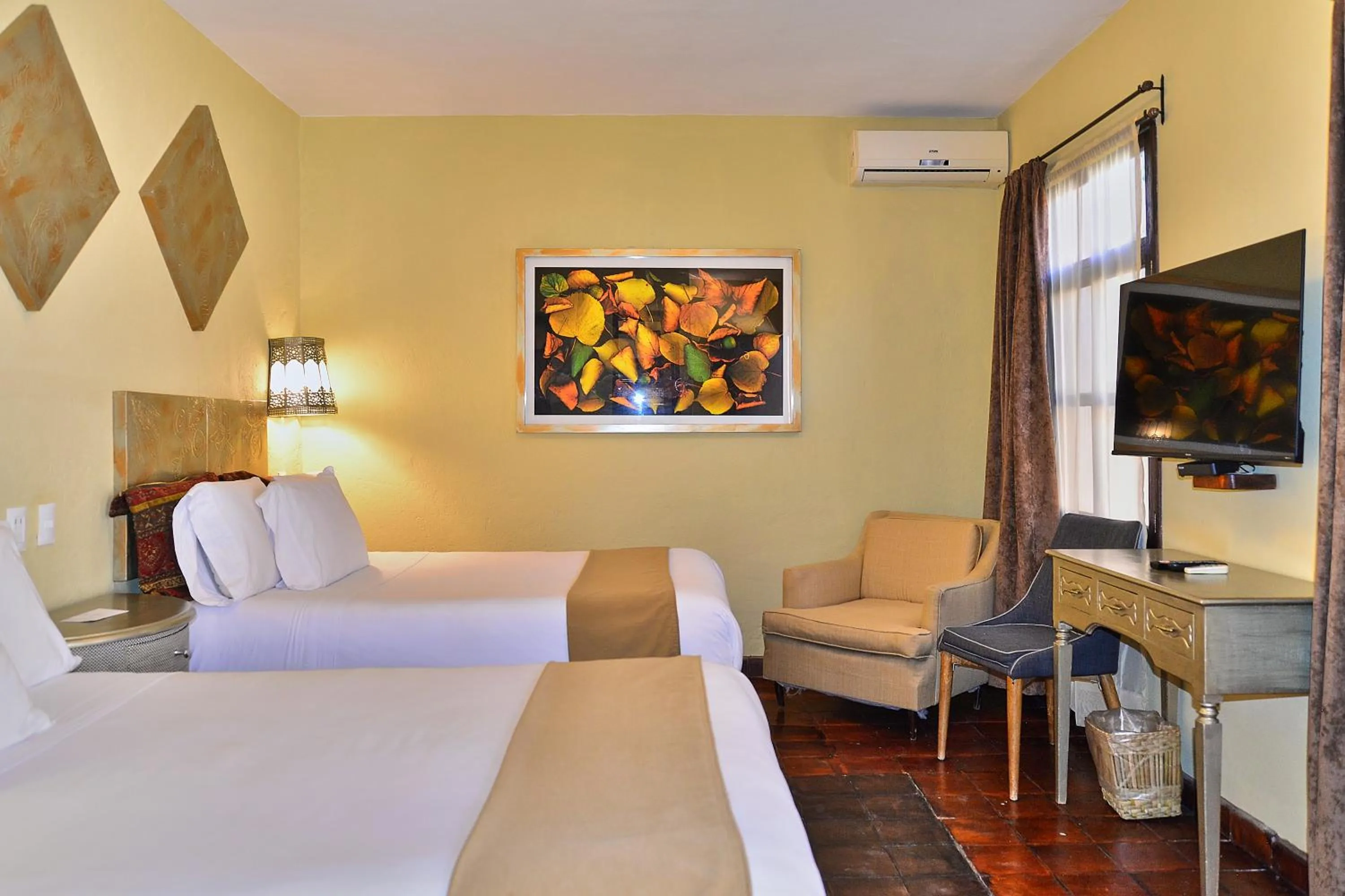 Photo of the whole room in Hotel Mesones 49