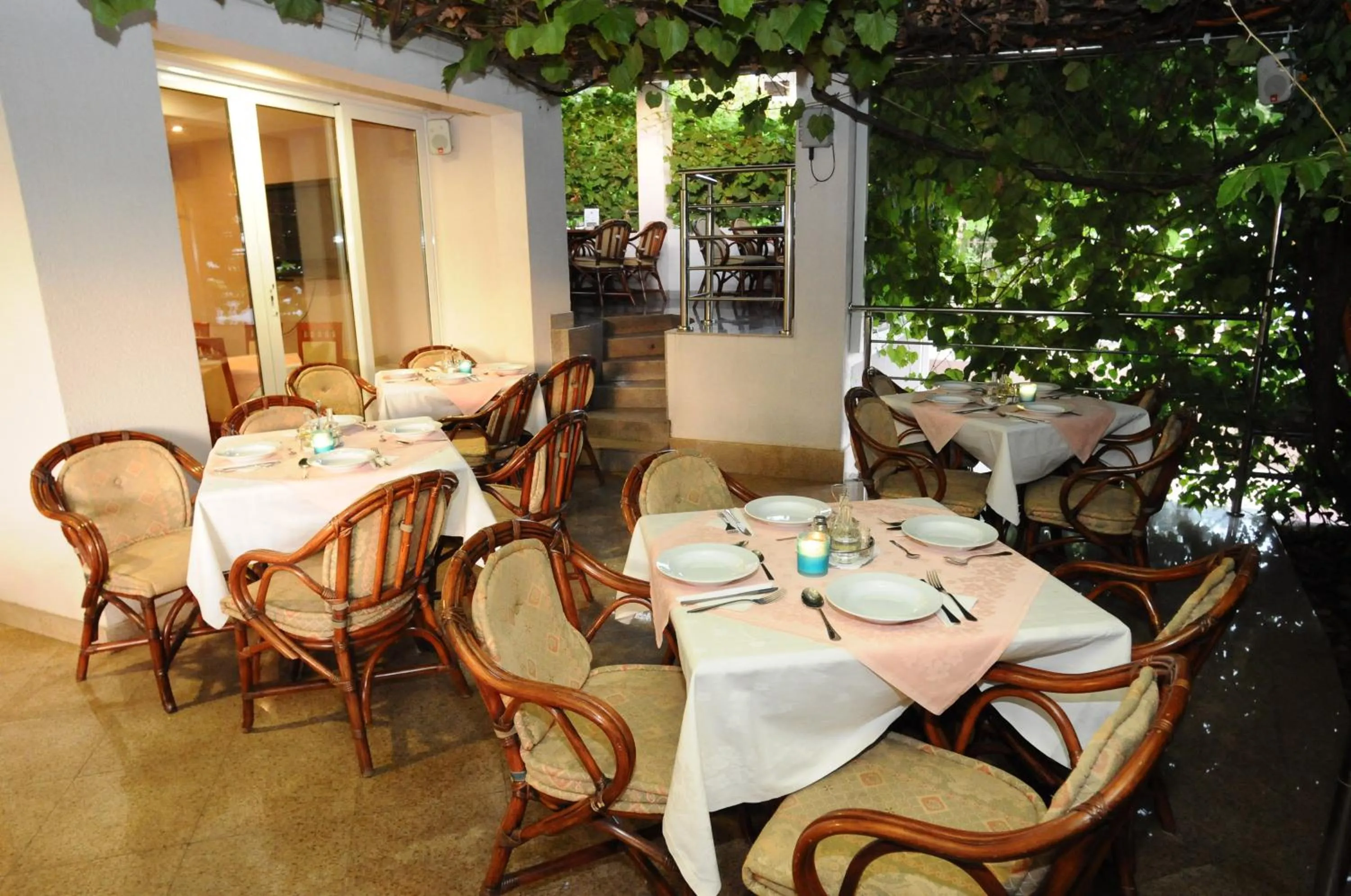 Restaurant/places to eat in Hotel Anita