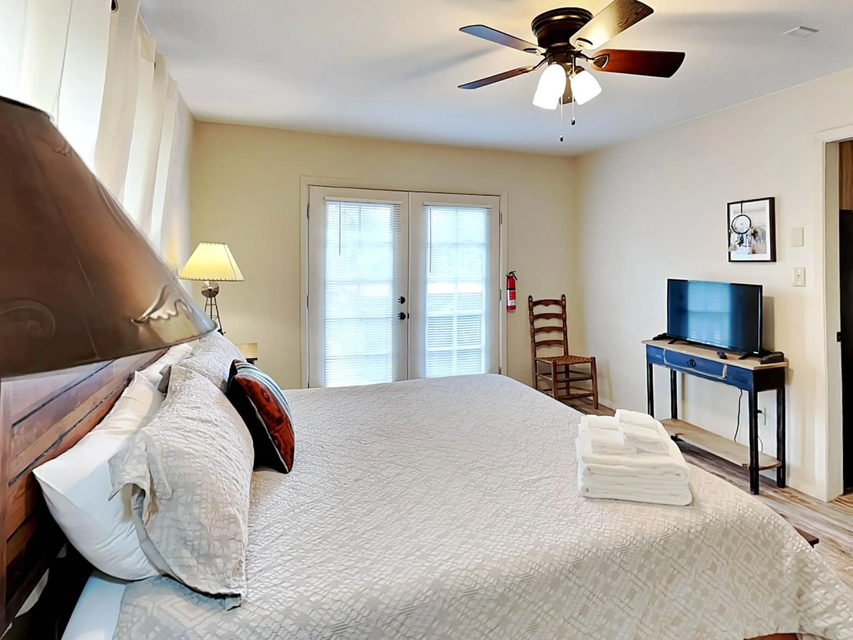 Property building, Bed in Elks Landing