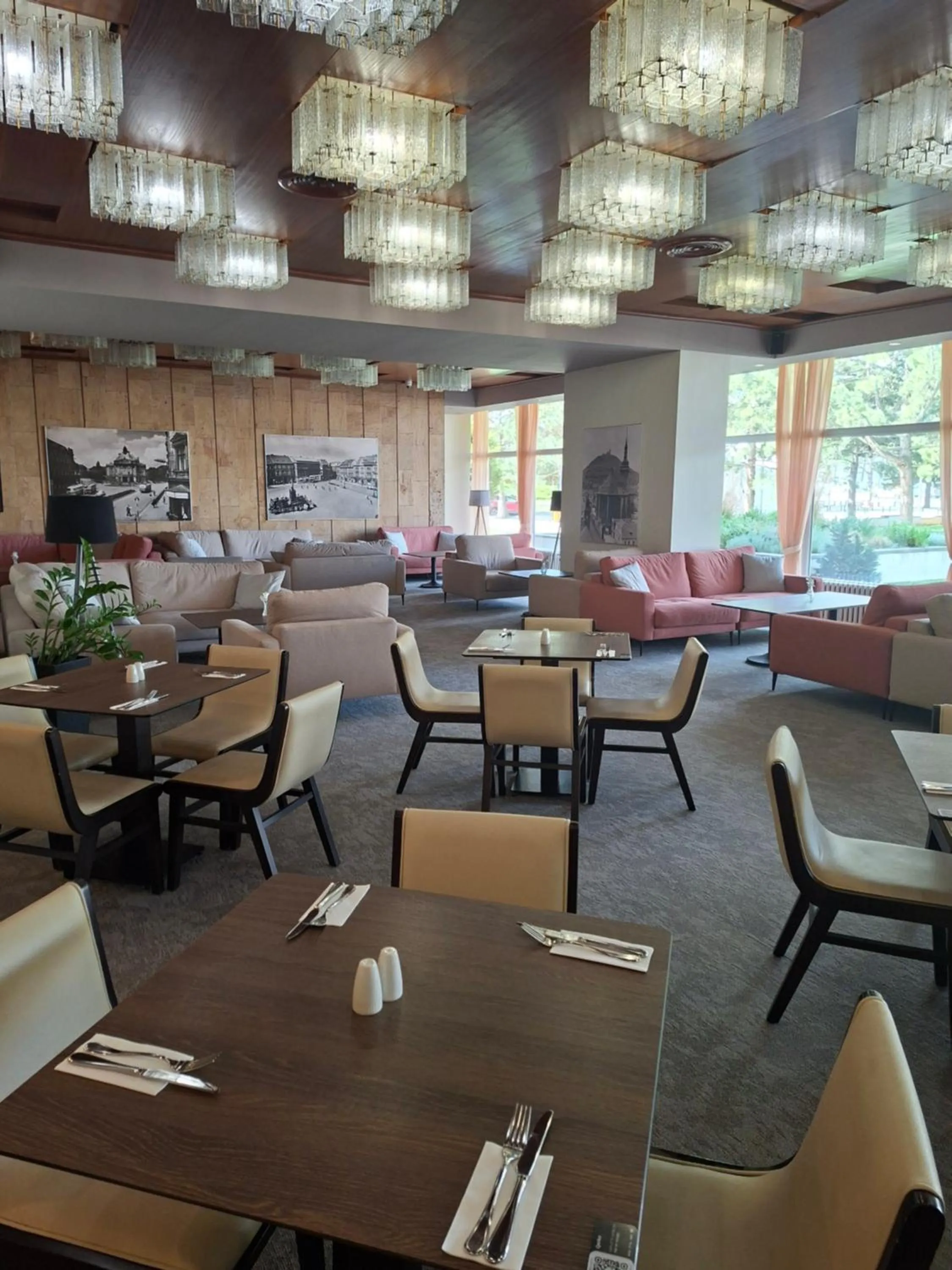 Restaurant/places to eat in Hotel Cascade