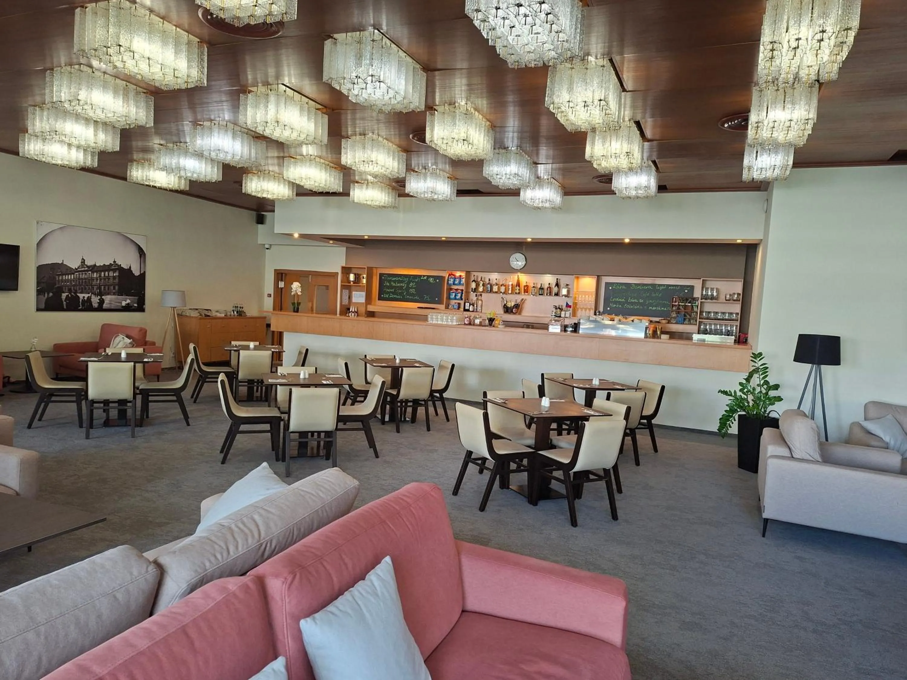 Restaurant/places to eat in Hotel Cascade