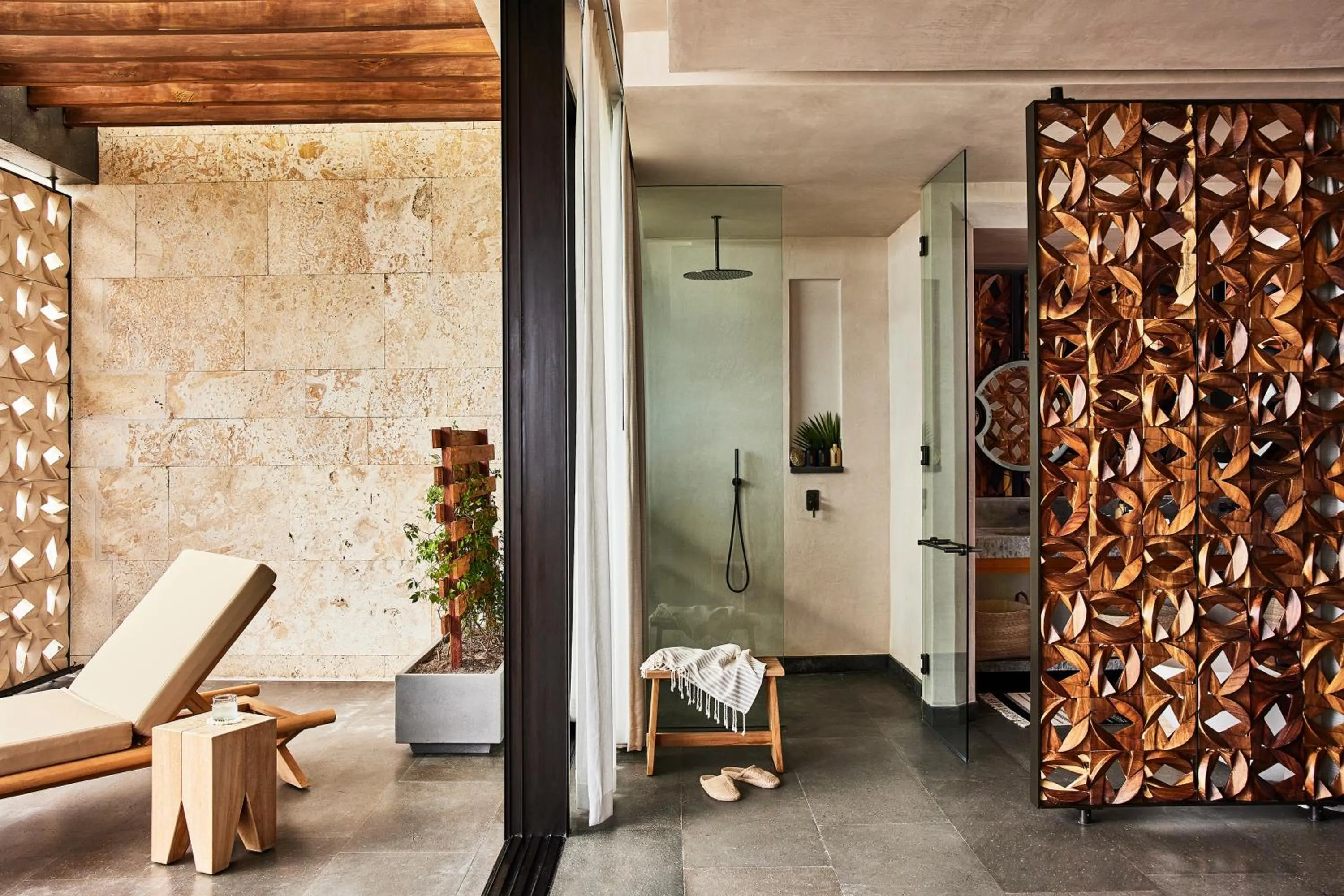 Shower in Etéreo, Auberge Collection