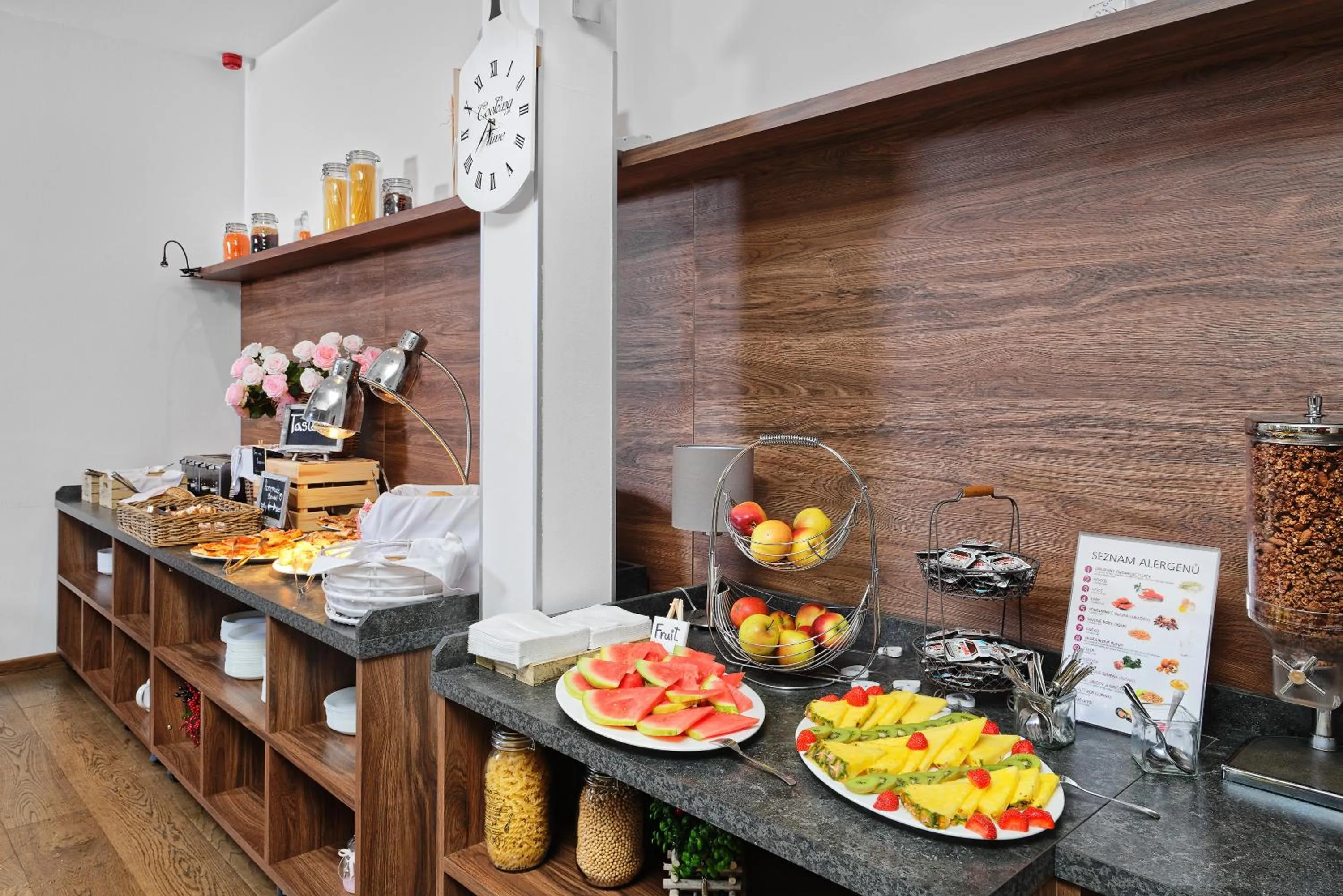 Restaurant/places to eat in Hotel Aura Design & Garden Pool